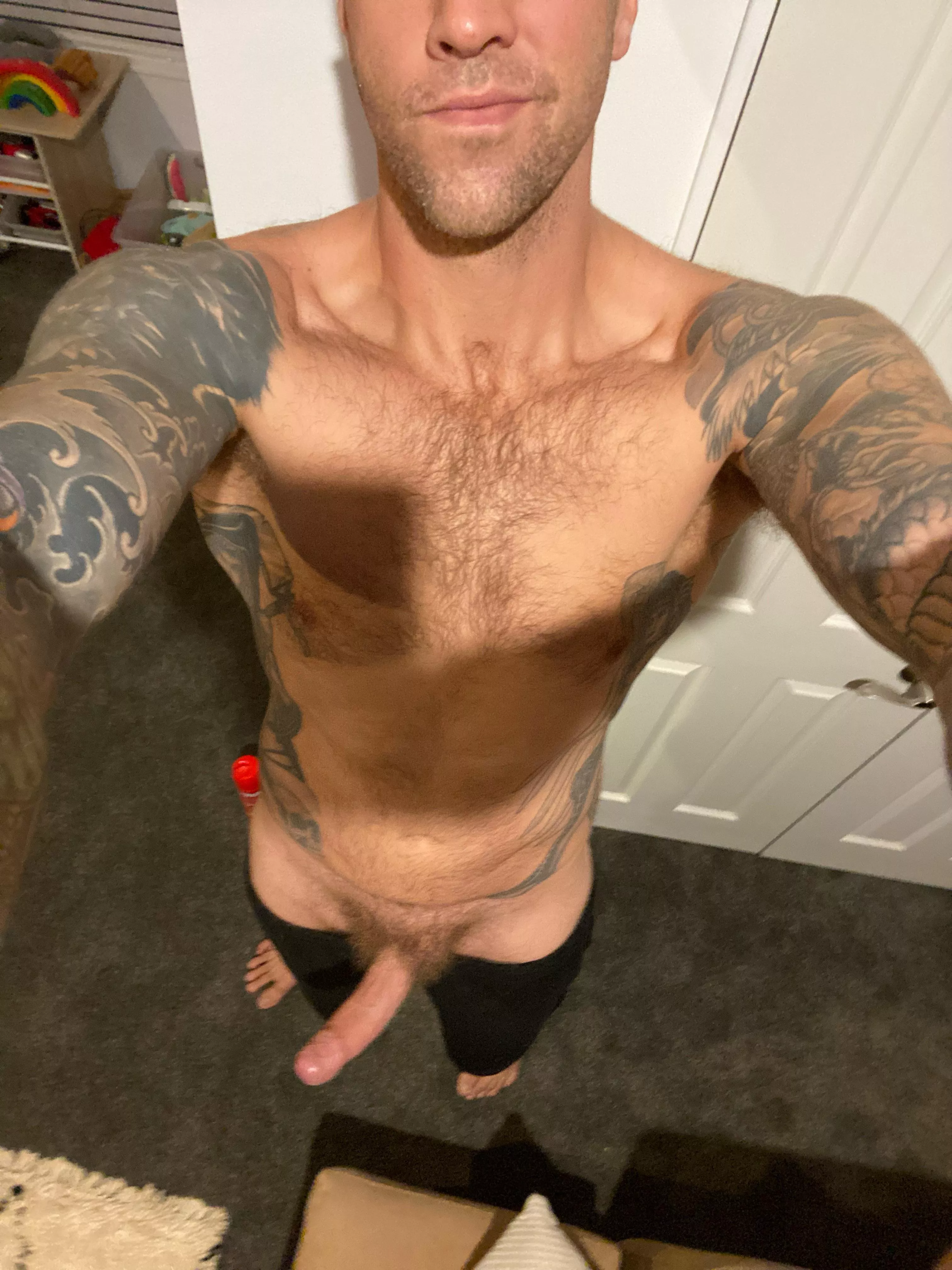 (35) any ladies wanna ride a tall tattooed kiwi dad? posted by shavingfoam420