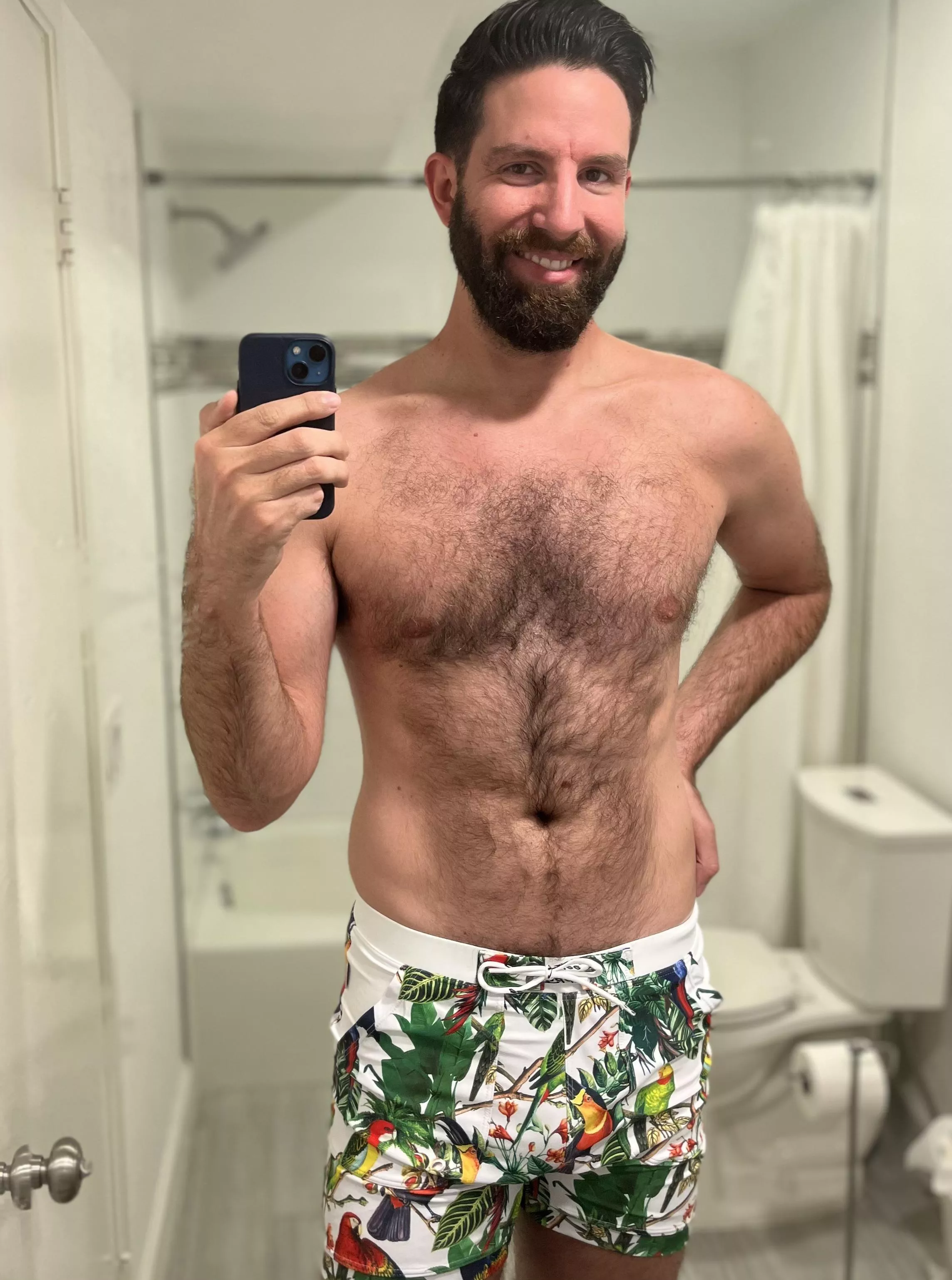 [40] Anyone wanna hit the beach with a 6â€™5â€ daddy? posted by TallDrinkOfLaCroix