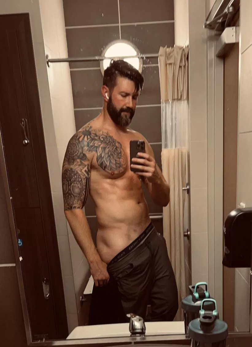 [42] Am I still considered a dad bod? Whereâ€™s the cutoff? Someone please give me some guidance!! posted by daedulust