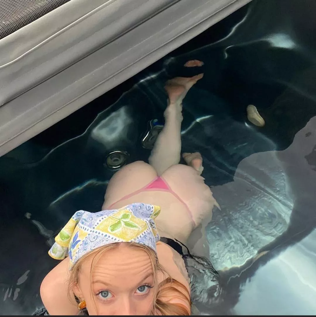 Amybeth Mcnulty (Anne with an E ) hot ass posted by Rommy87