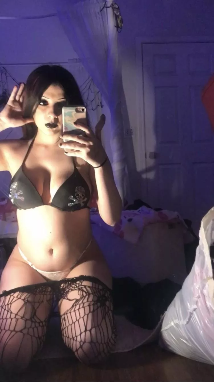 anyone like emo latina slutssss ;)? posted by roxyr0tten