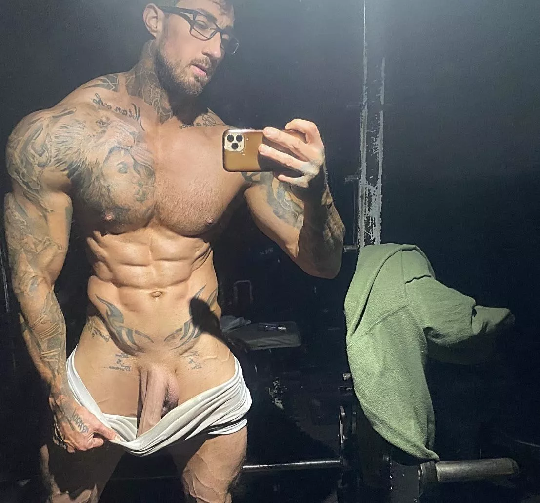 Anyone one into muscle worship 💪🏻🍆 nudes | GLAMOURHOUND.COM