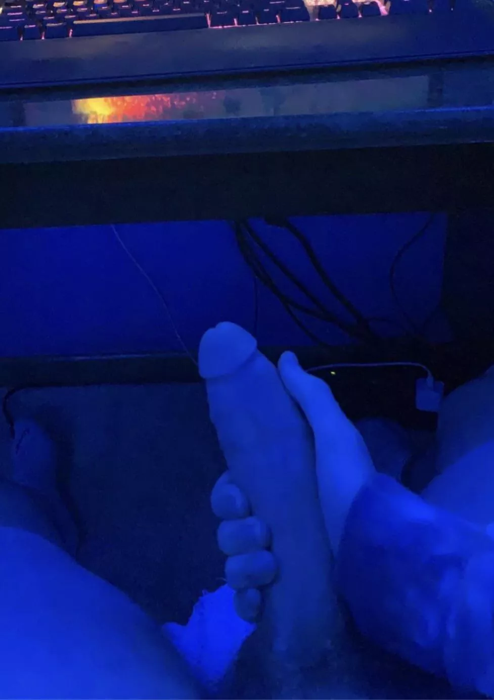 anyone wanna suck it under the desk? posted by cumaccount12