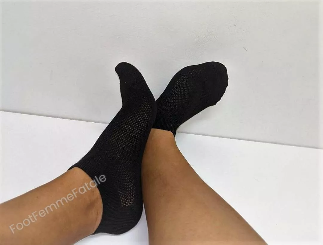 black ankle socks! Who wants to find out if they taste as good as they look?? 👅 posted by FootFemmeFatale