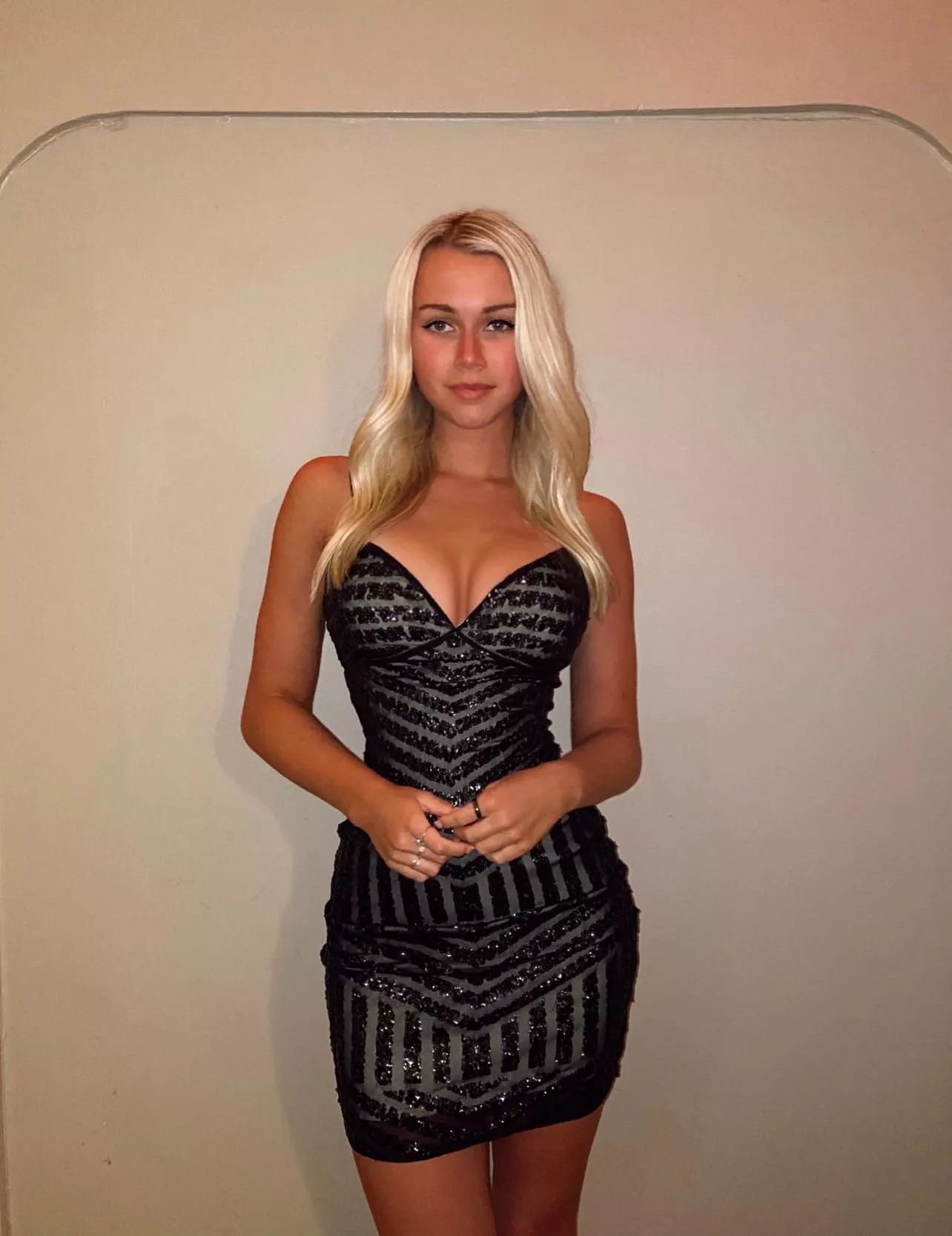 Busty blonde posted by greengrap41