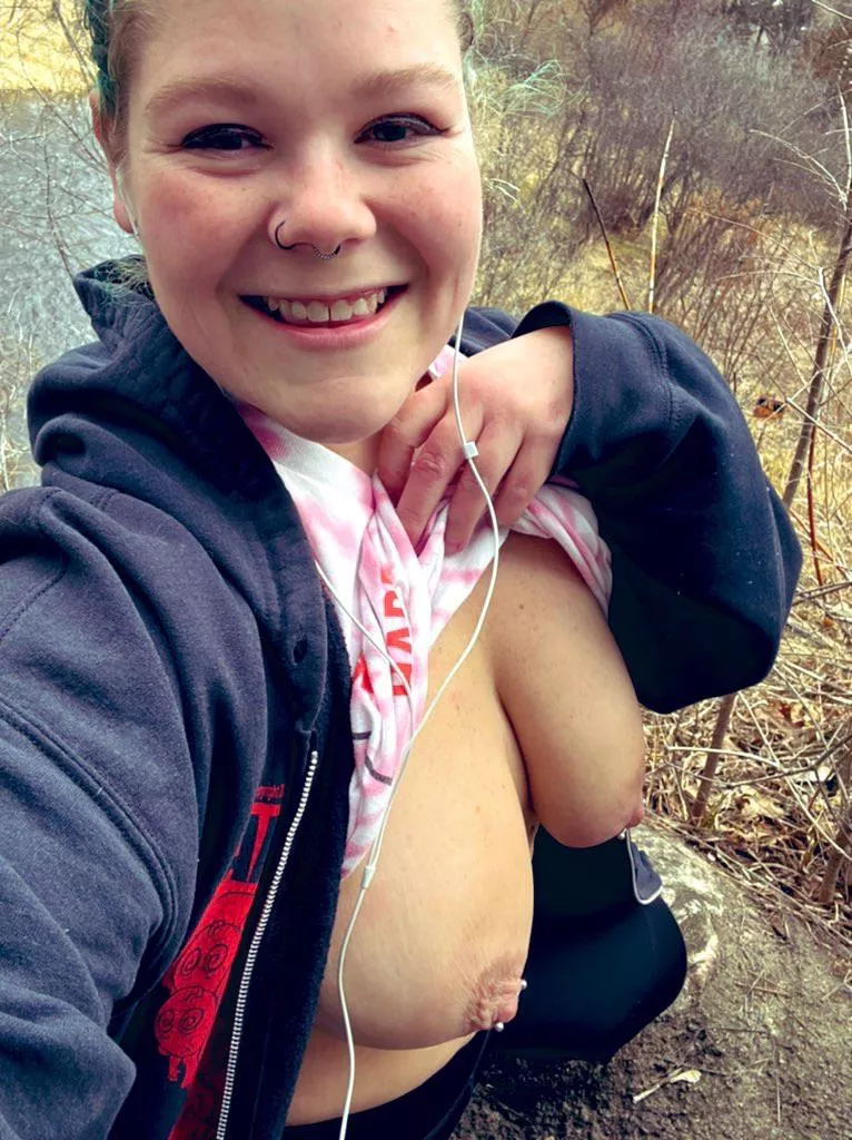 Chubby milf in nature posted by Kindlenark