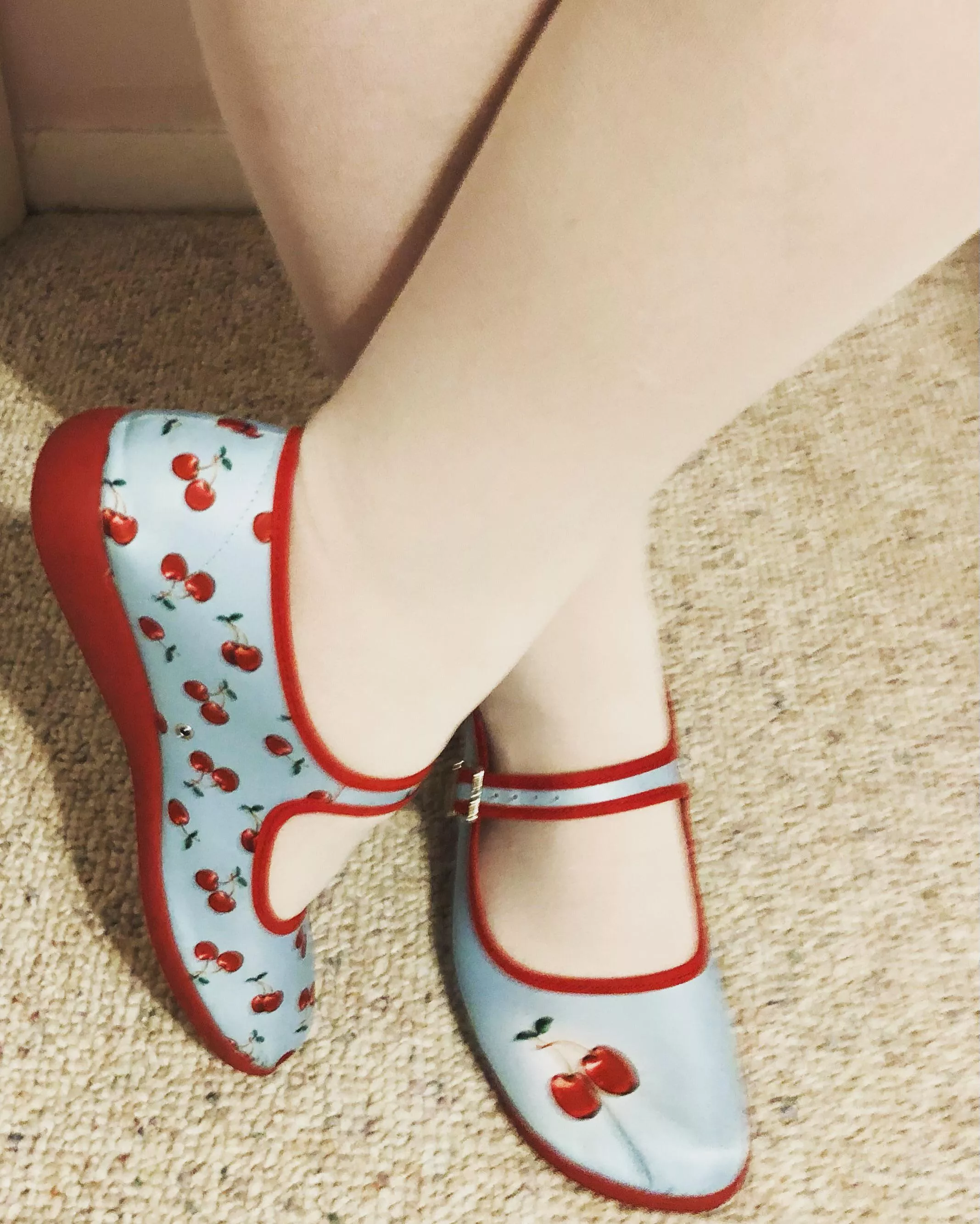 Do you like stockings and cute shoes? 😘 (F) posted by CupcakeTootsie