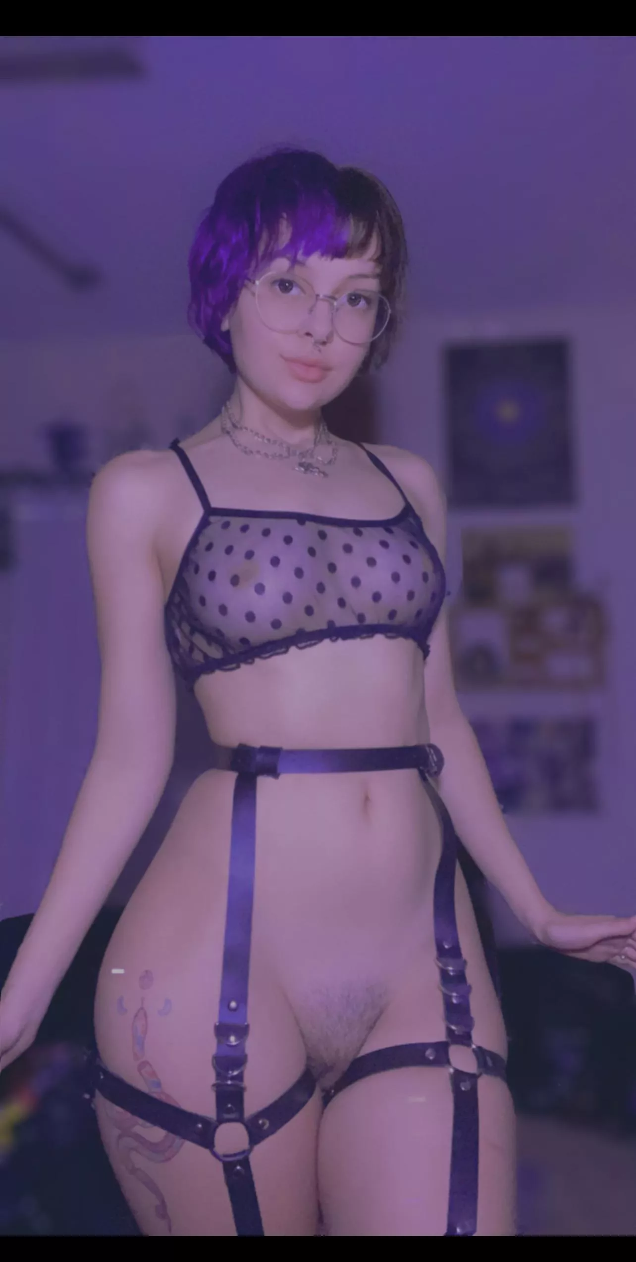 Emo cutie with huge hips posted by stinkycatty