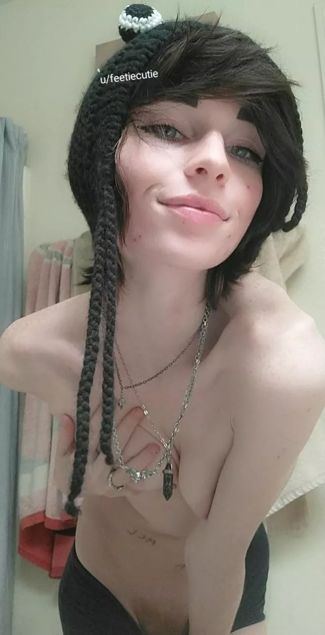 Emo girls can make you cum the best! posted by feetiecutie