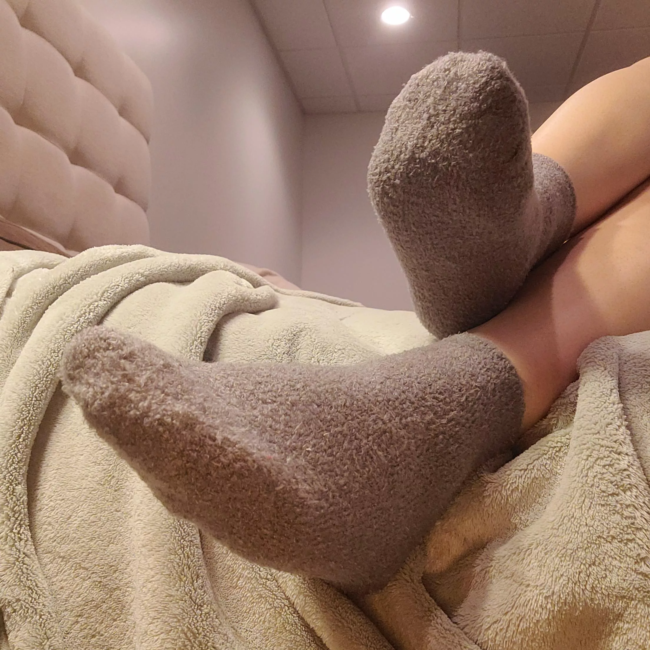 [f] I love waking up to warm sweaty socks 😘 posted by feis_feet