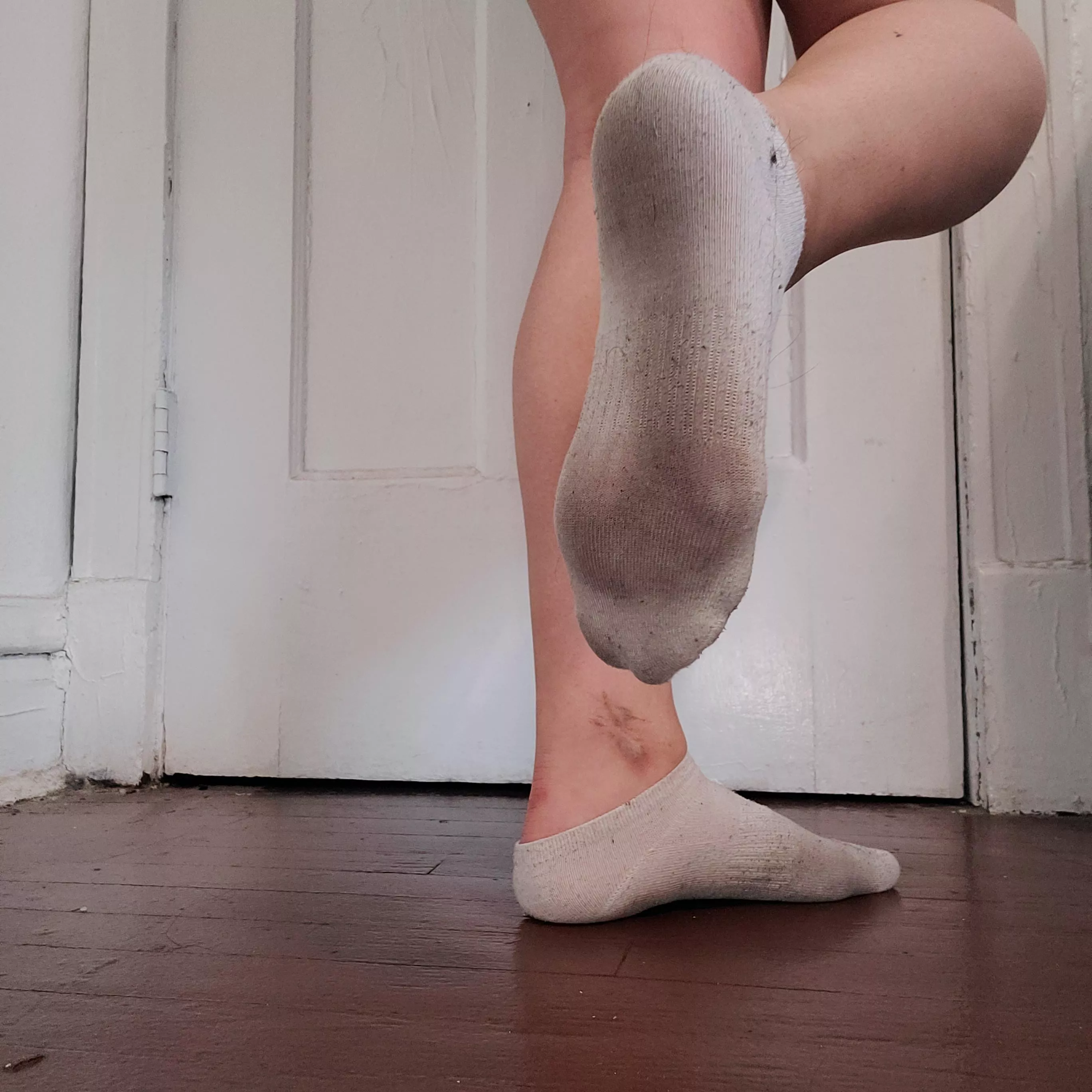 [f] just came back from a run 🥵 anyone wanna sniff? posted by feis_feet