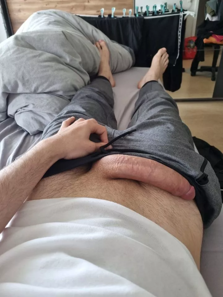 grey sweatpants and a big cock, only u are missing ðŸ˜‰ posted by _Klra_