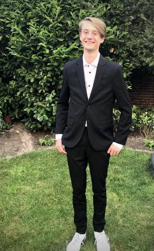 Had a gala today what do you think of the suit? posted by Thijs--