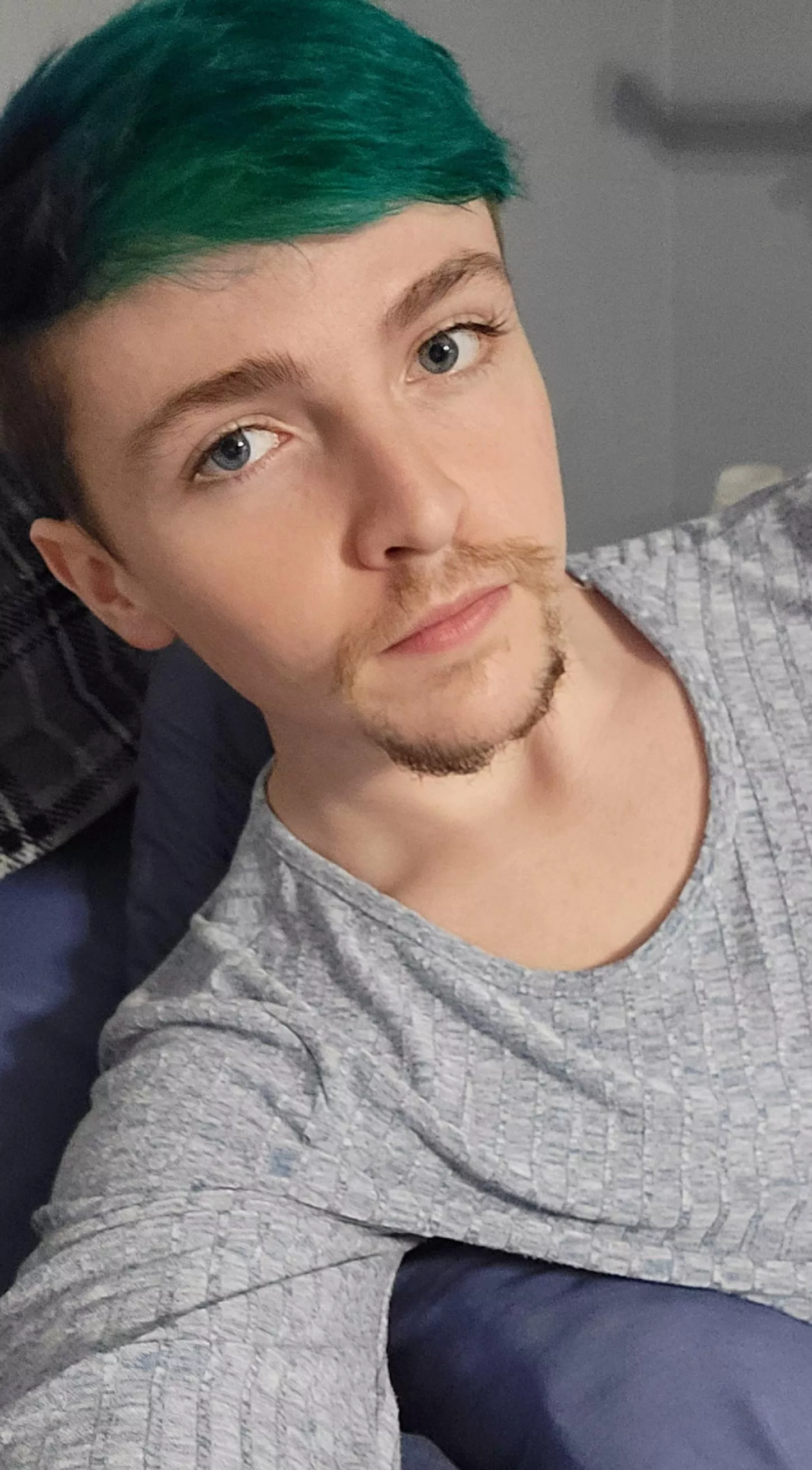 Hey guys! I hope everyone has a great weekend 💛 posted by Gaymerzen