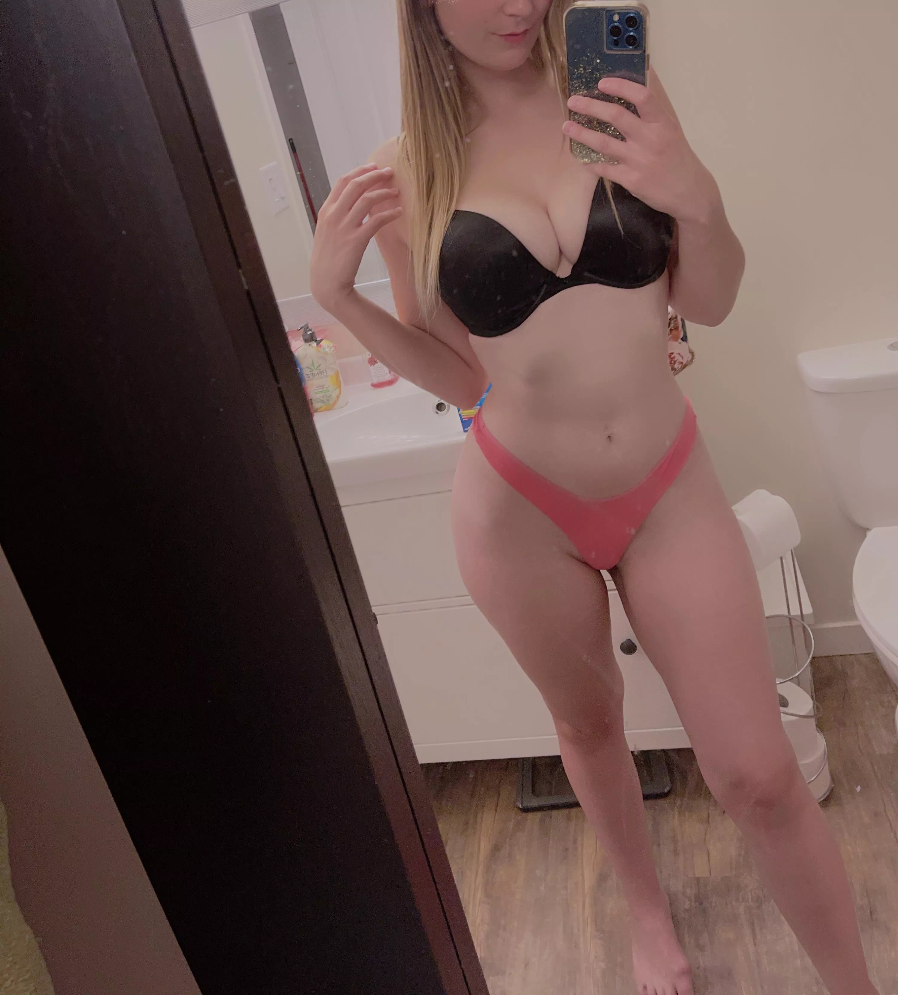 Hoping you love blondes with looooong legs [f] posted by summersatisfaction