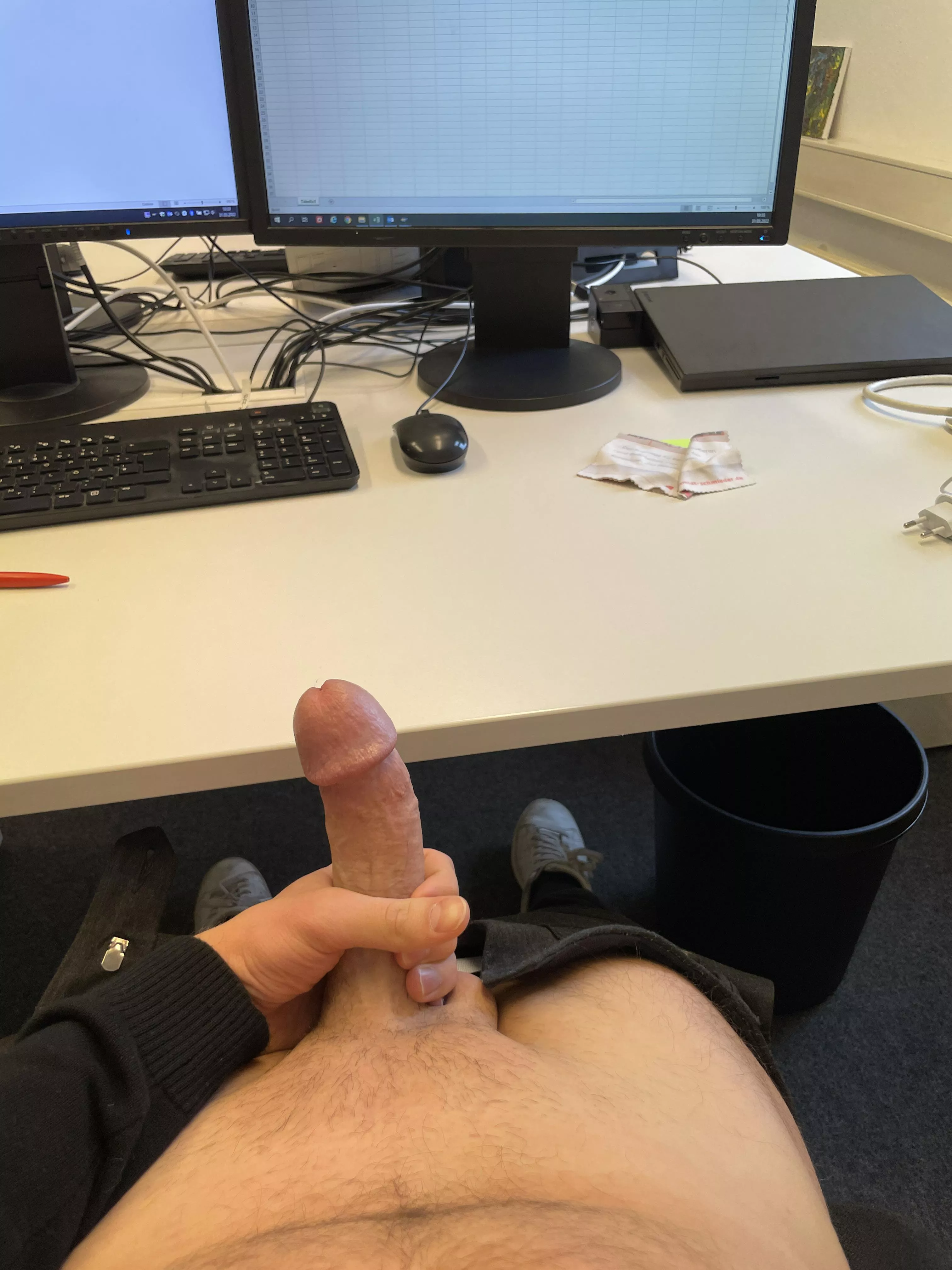 Horny at work ðŸ˜‹ posted by denksd