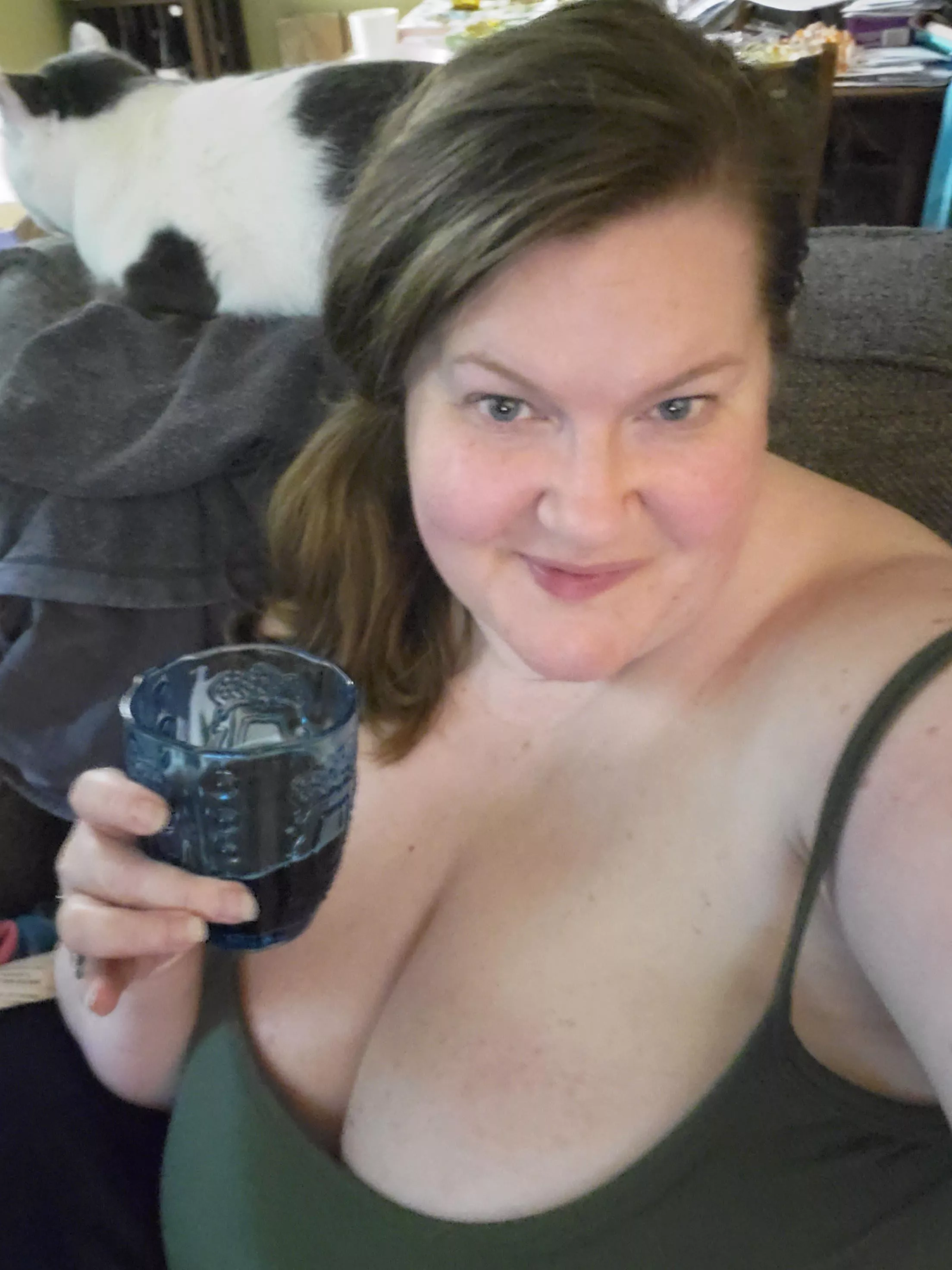 Hump day drink ðŸ¸ ðŸ˜˜ðŸ’‹ [F49] posted by Lavender_Lush72