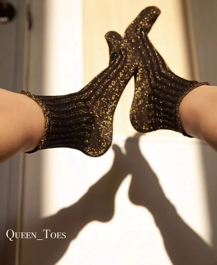 I love creative pictures with my feet and socks🥰 posted by Queen_Toes