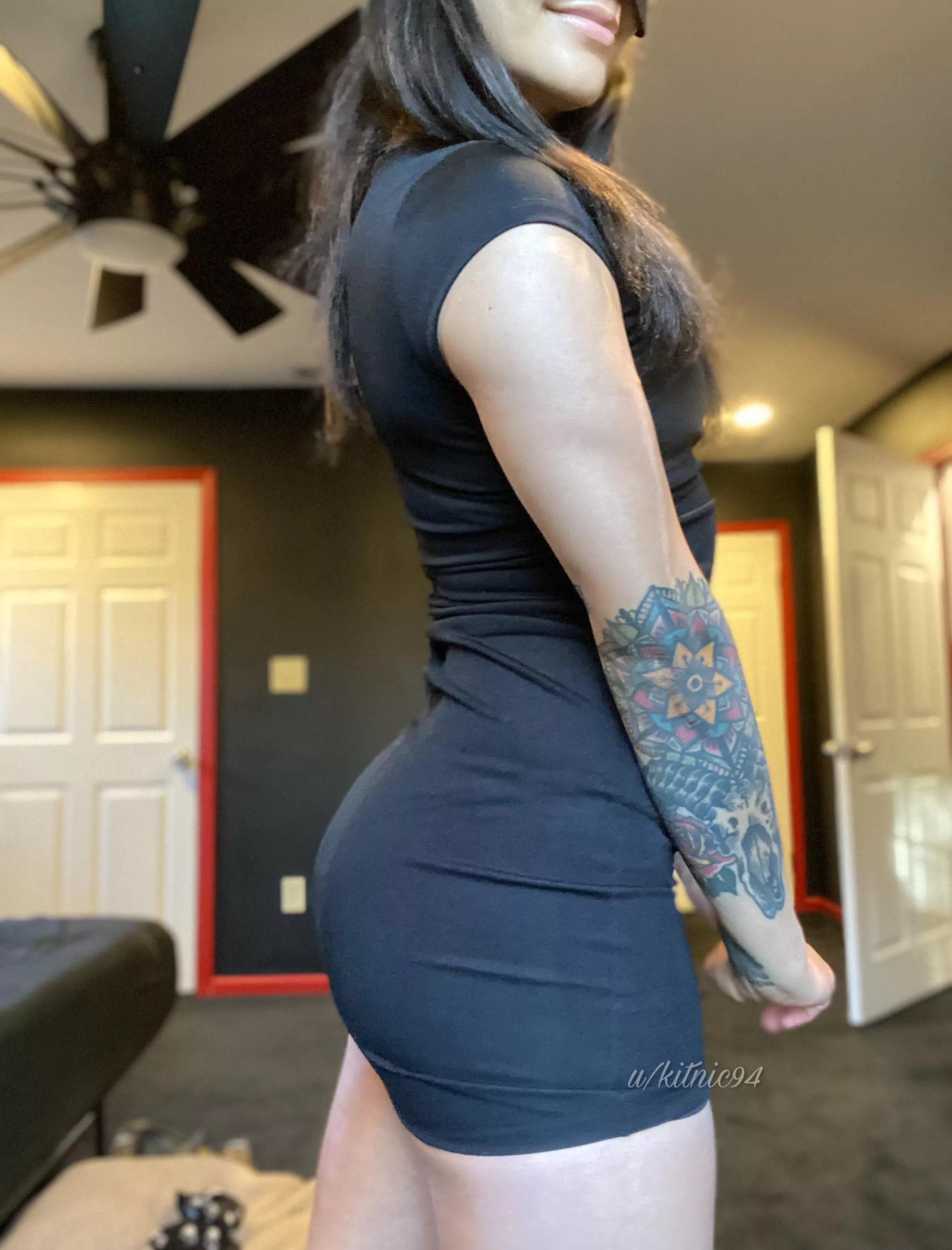 I love how this dress hugs my booty posted by kitnic94