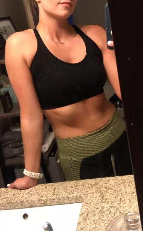 I'm an (Abs)olute slut for mirror pics posted by RockyMountainCouple