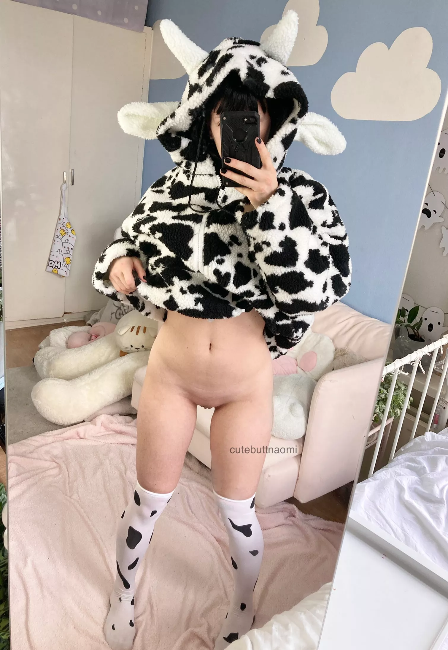 it would be nice to have someones head between my thighs when i’m standing like this 🐮 posted by cutebuttnaomi