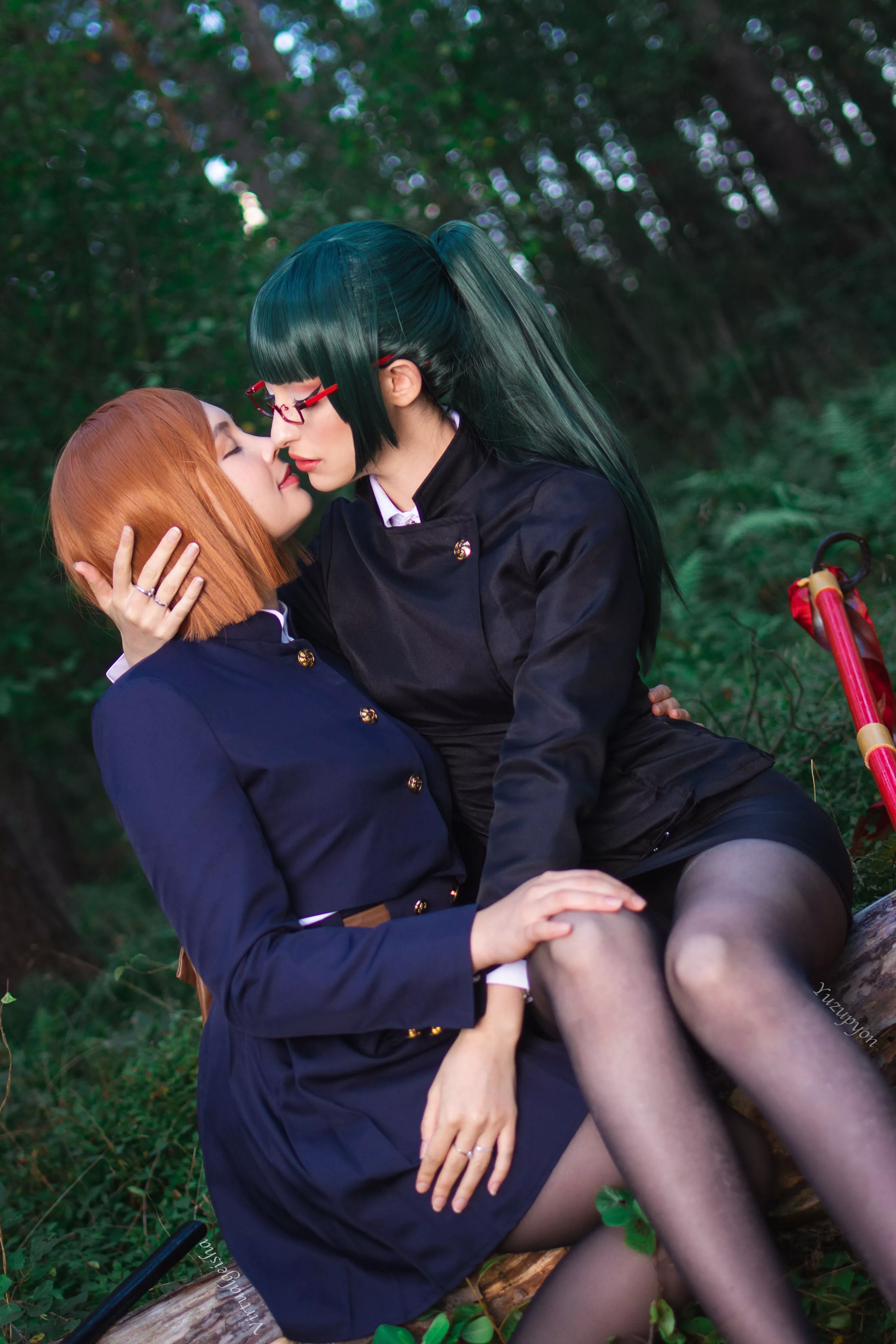 Just a friendly kiss between Maki x Nobara cosplay by YuzuPyon x Virtual Geisha posted by YuzuPyon