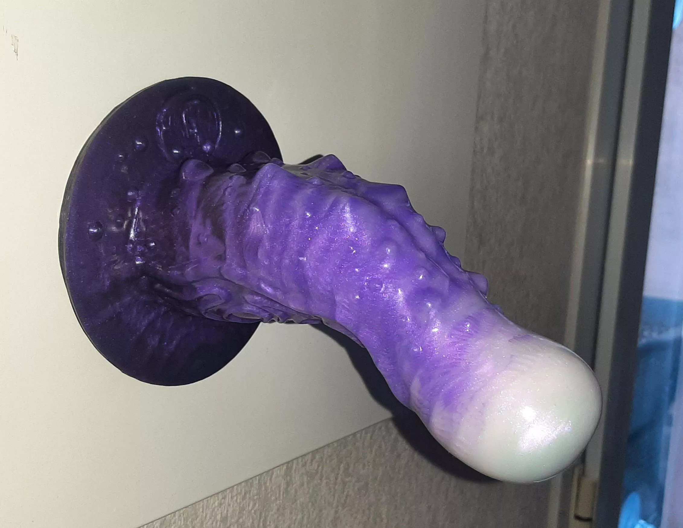 LoveSmithsToys (France) amazing toys , their build-in suction cups are INSANE (toys name : Gorgon Sttheno's tongue) posted by Leozier