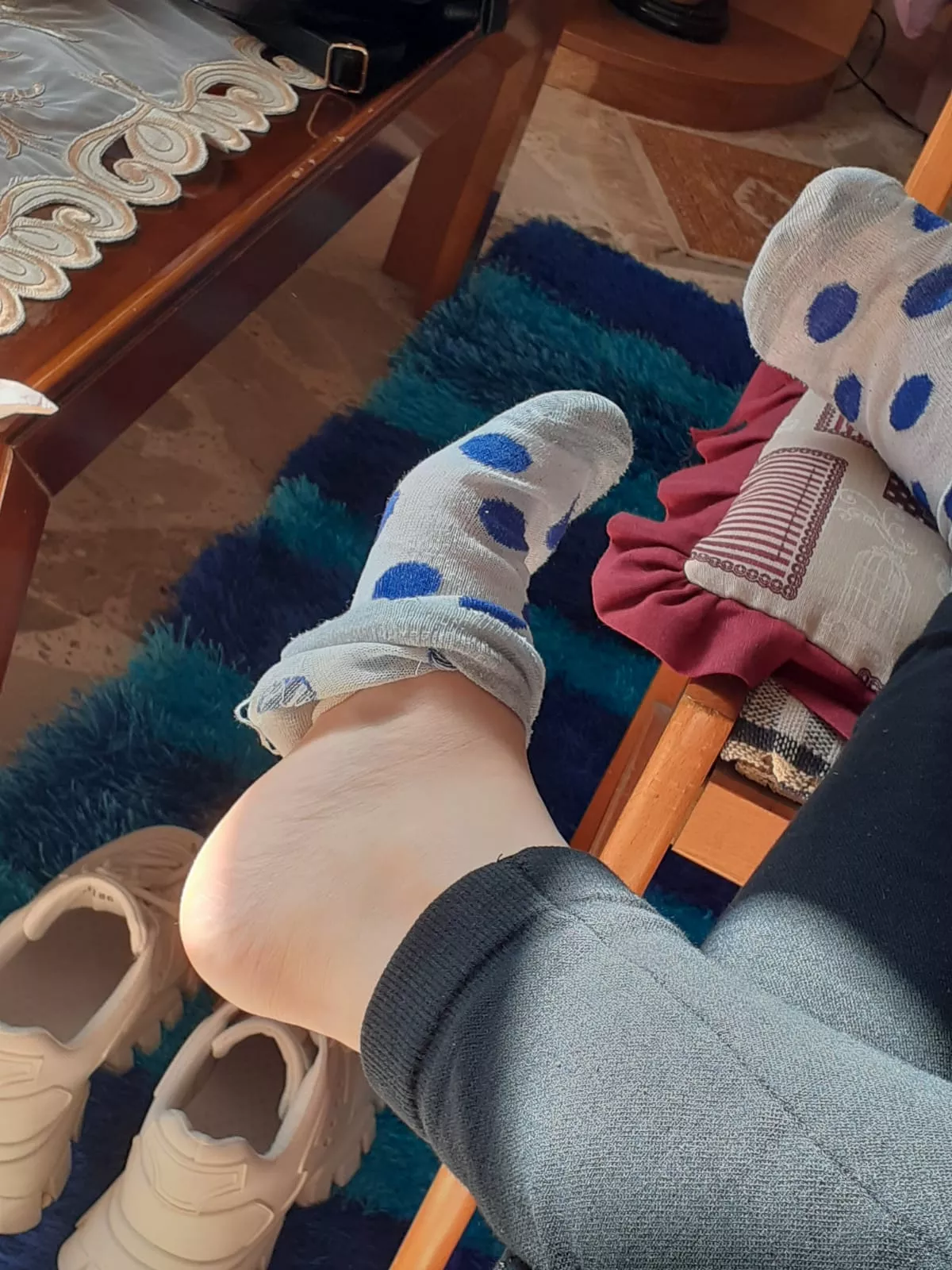 My sweaty feet want to be licked. Any volonteers? 👅 posted by giuliainitaly