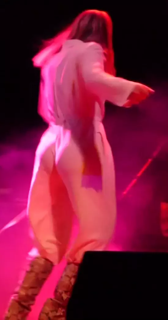 Natasha Bedingfield's Booty eating her outfit posted by CelebAssMan