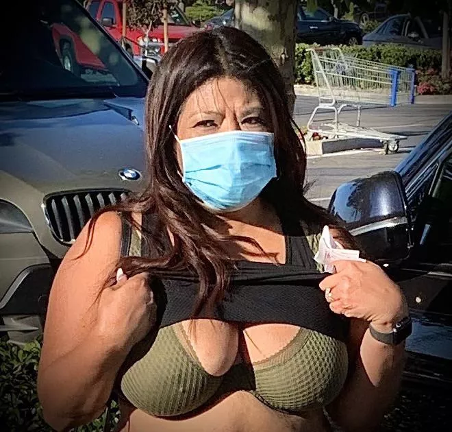 Parking lot flash posted by therealthicksexymilf