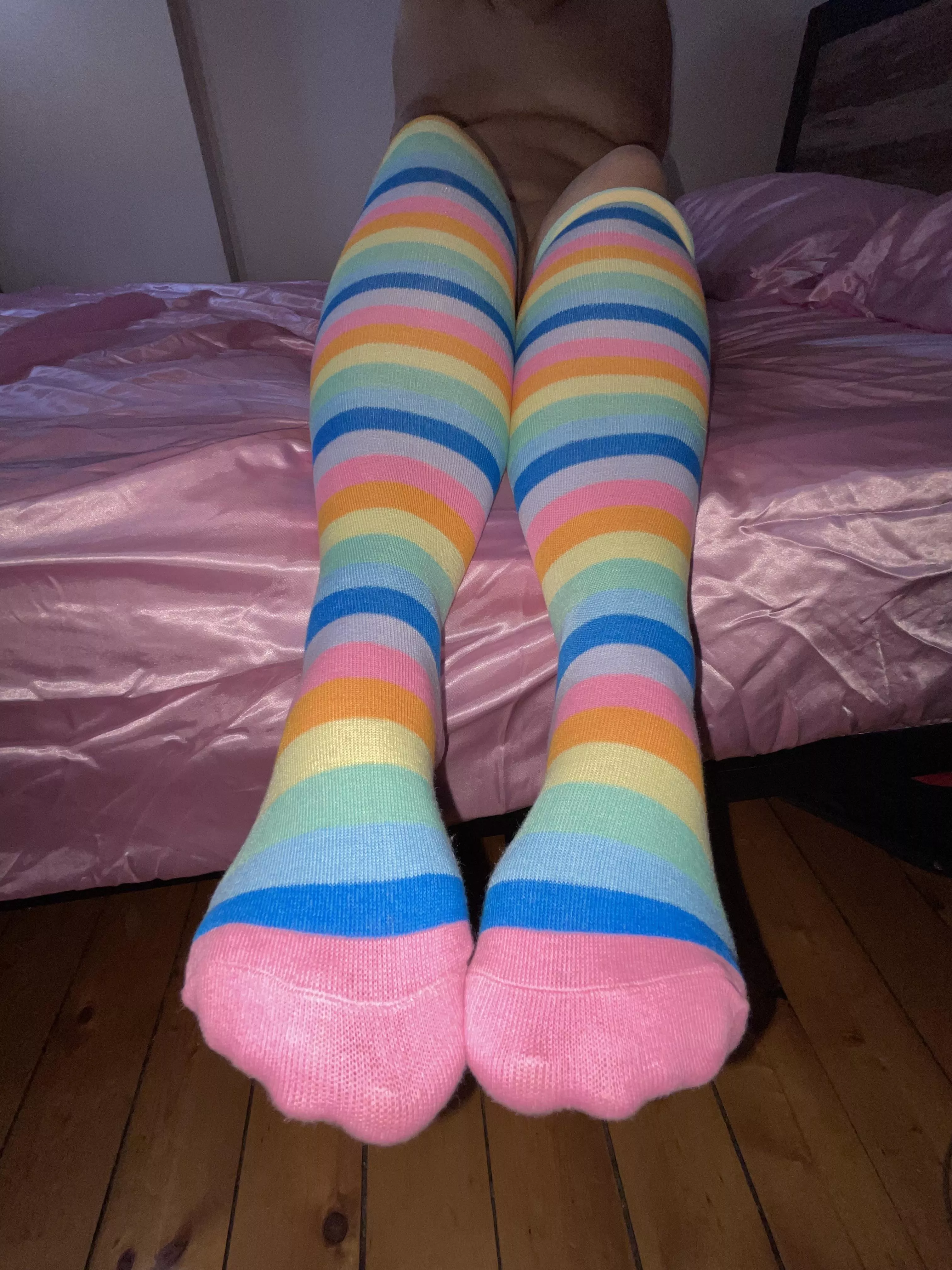 Pink sheets and rainbow feet 21F posted by Stepped_on_tail