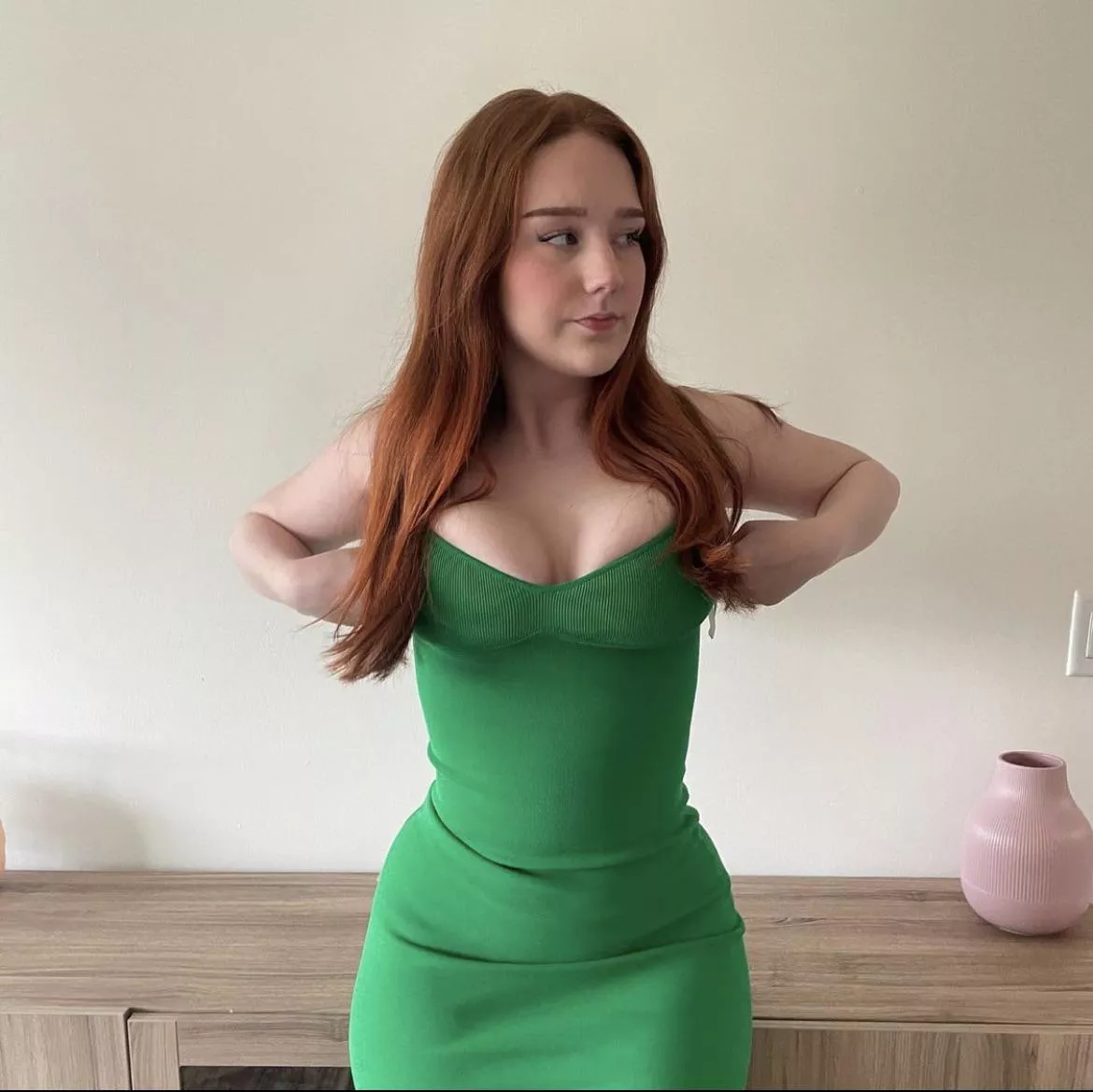 Redhead in a tight green dress posted by kseolo