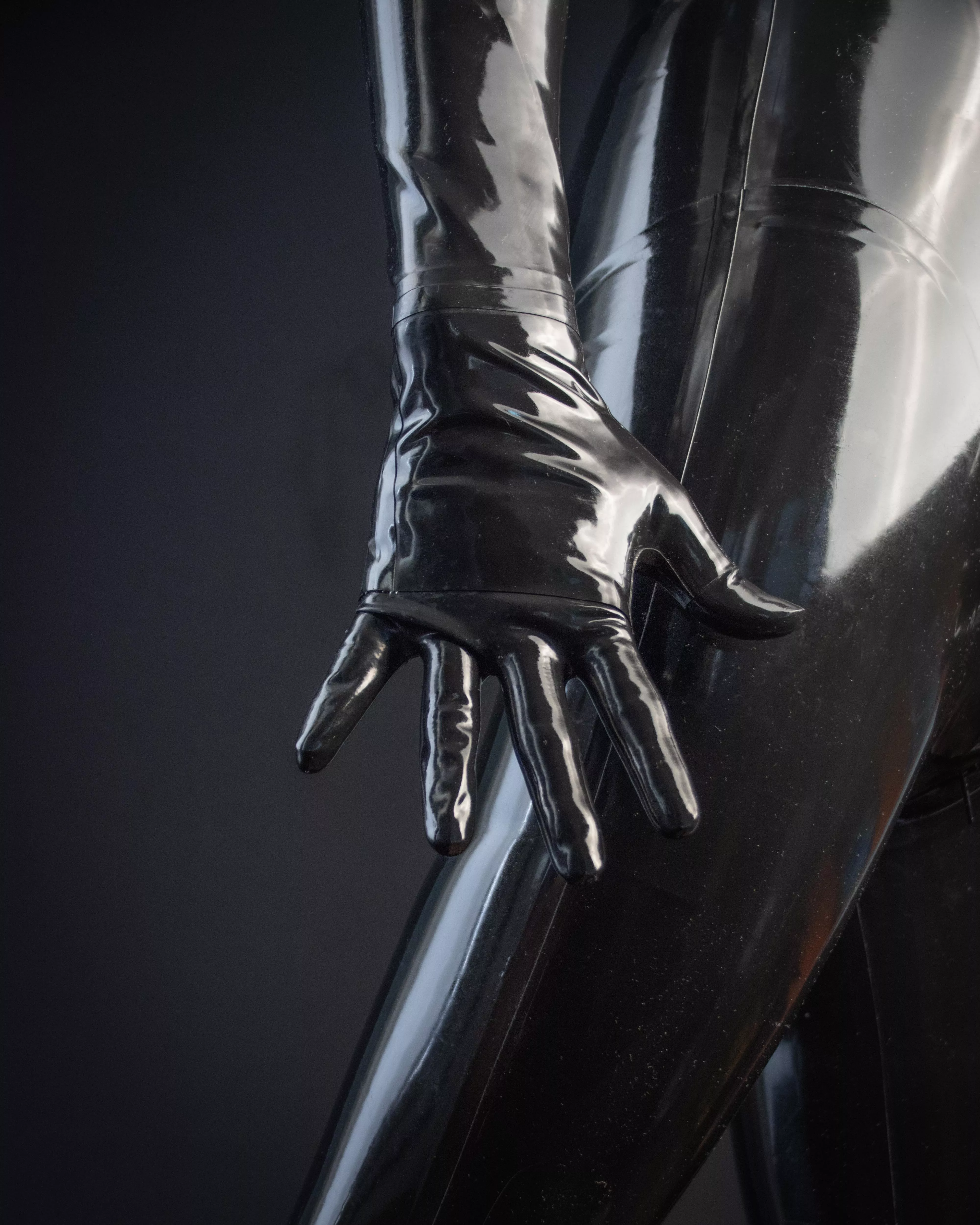 Shiny latex gloves? Yes please! 🖤 posted by ExoPlacer