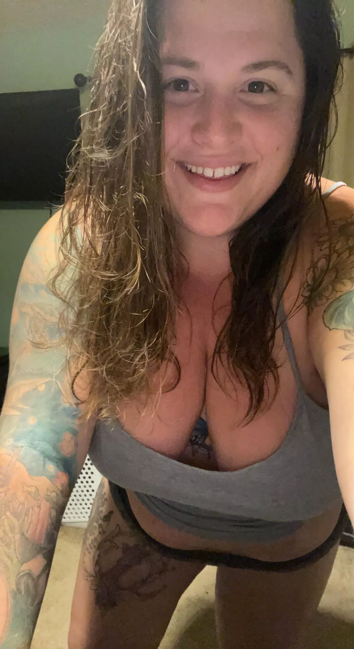 tattooed all natural stoner with big boobs and a seductive smile posted by handful_heather420