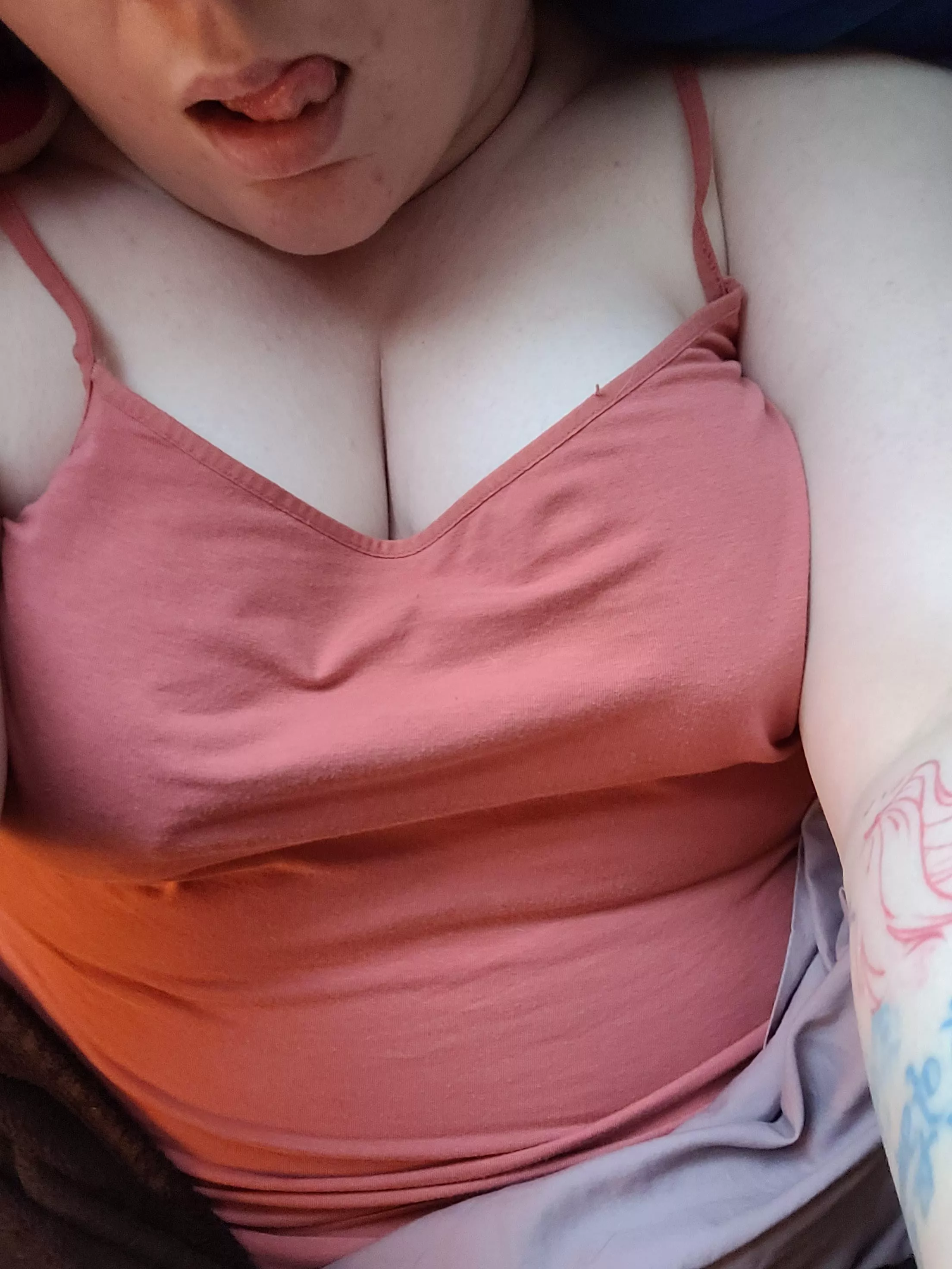 Thought my cleavage looked good and wanted to share. ðŸ˜‰ðŸ˜˜ posted by thatboredchickster