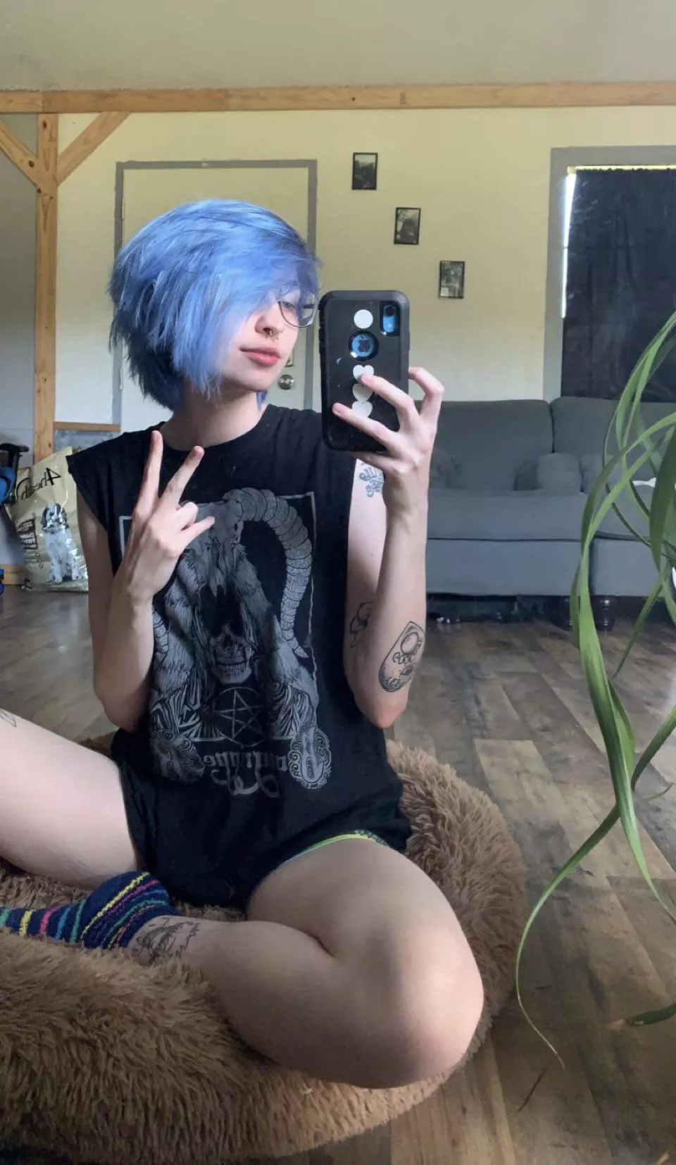 touched up my hair color and Iâ€™m feeling super cute & emo ðŸ¥°ðŸ–¤ posted by dejectedwraith