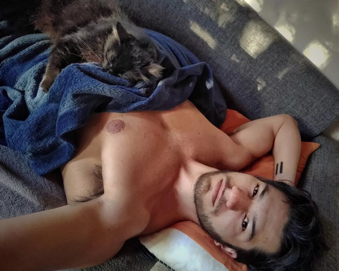 waking up with my cat😍 posted by lukwoods1025