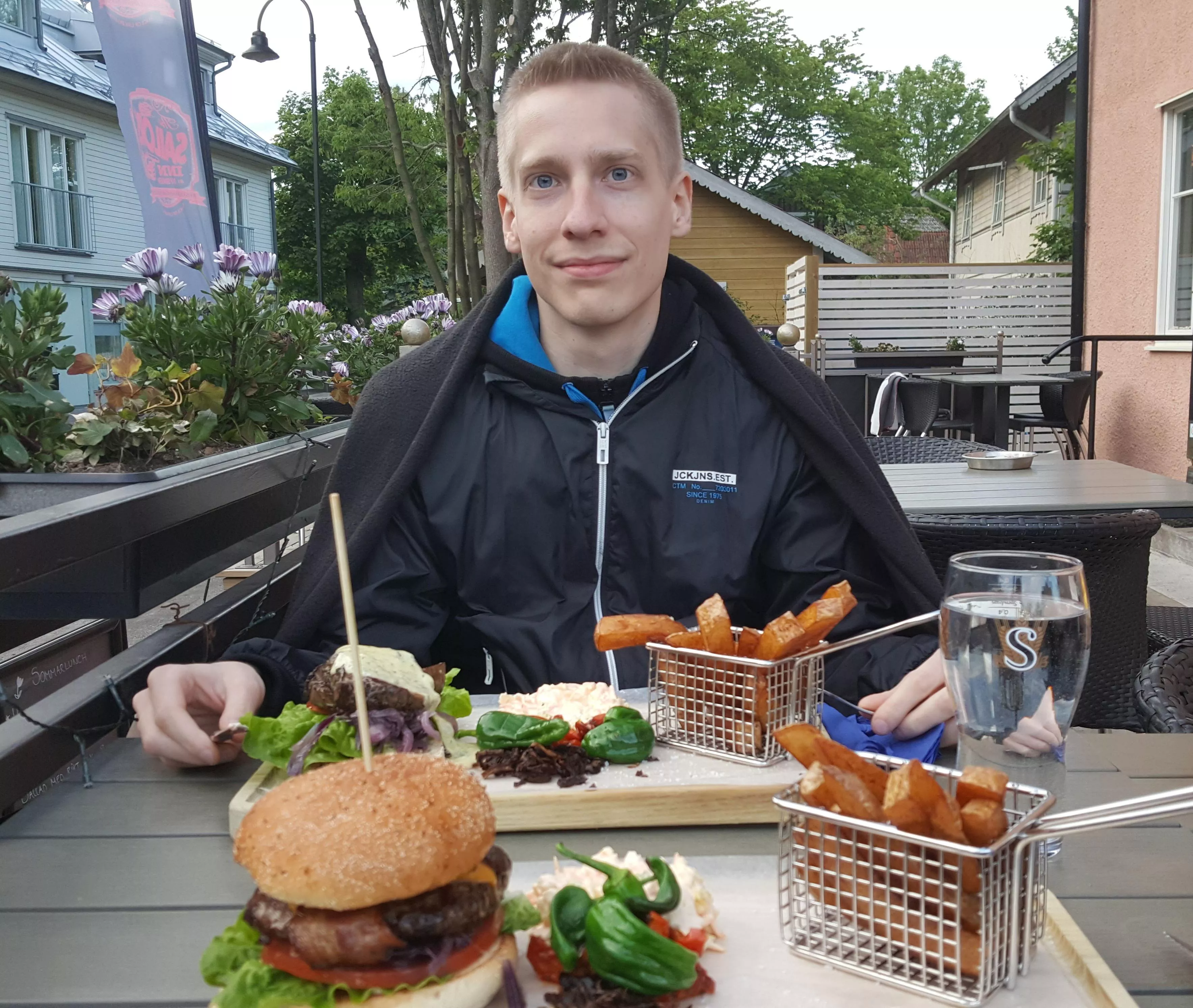 Who else likes burgers? 😊 posted by northern_twink