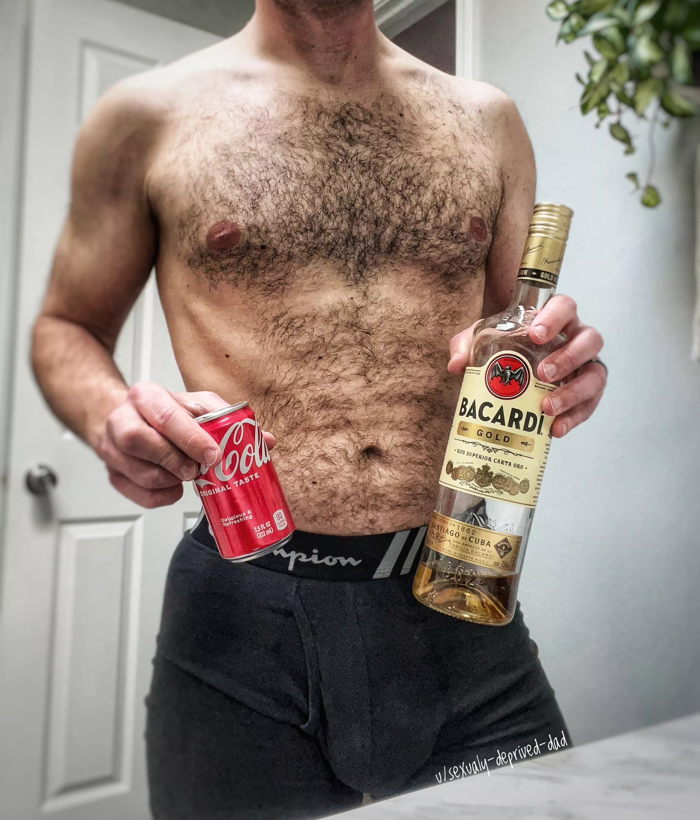 Who wants a drink ðŸ¥ƒ [35] posted by sexualy-deprived-dad