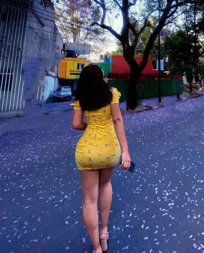 Yellow tight dress posted by okama-gamesphere