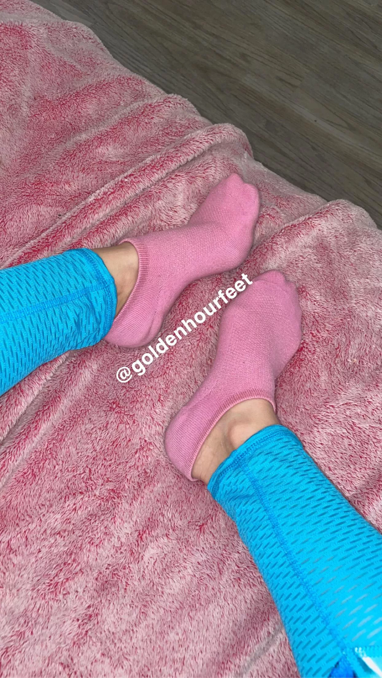 Get under my feet & smell my socks😋 [selling] posted by goldenhourfeet