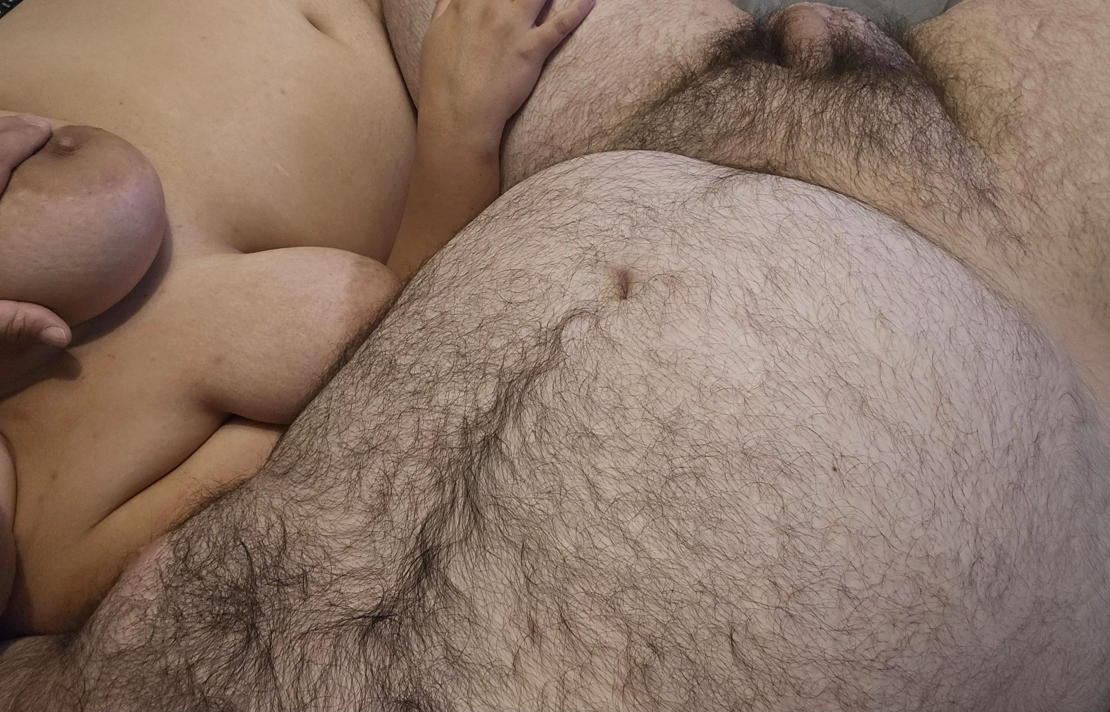 Chubby couple that chill naked together, stay happy together posted by facelesscouple8891