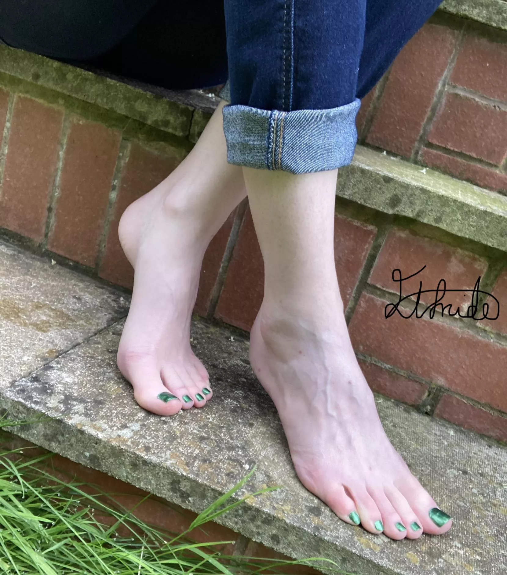 Pretty green toes posted by Elfrida77