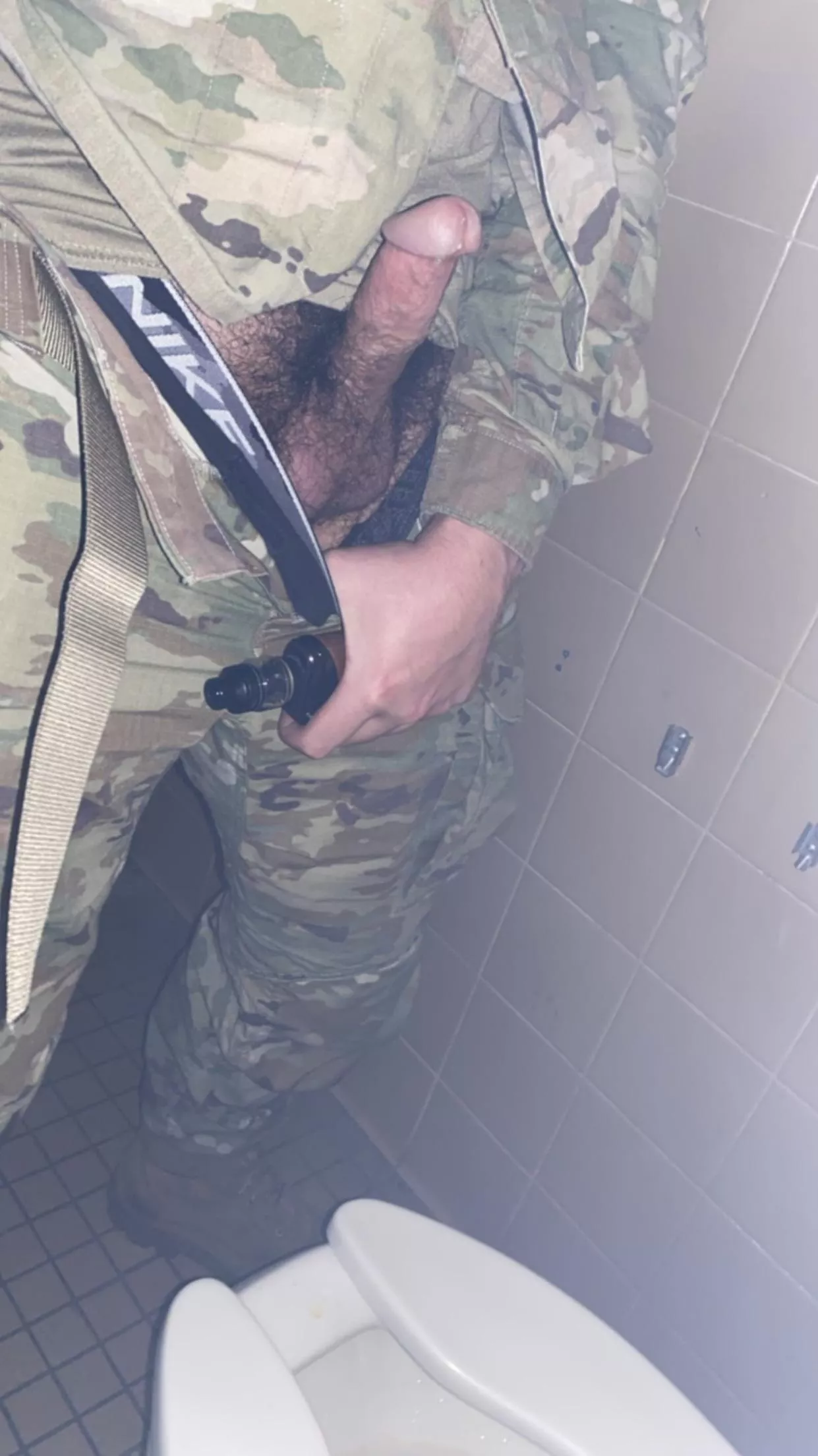 Any battle bros down to meet in the stall right now posted by Xxenomorphin