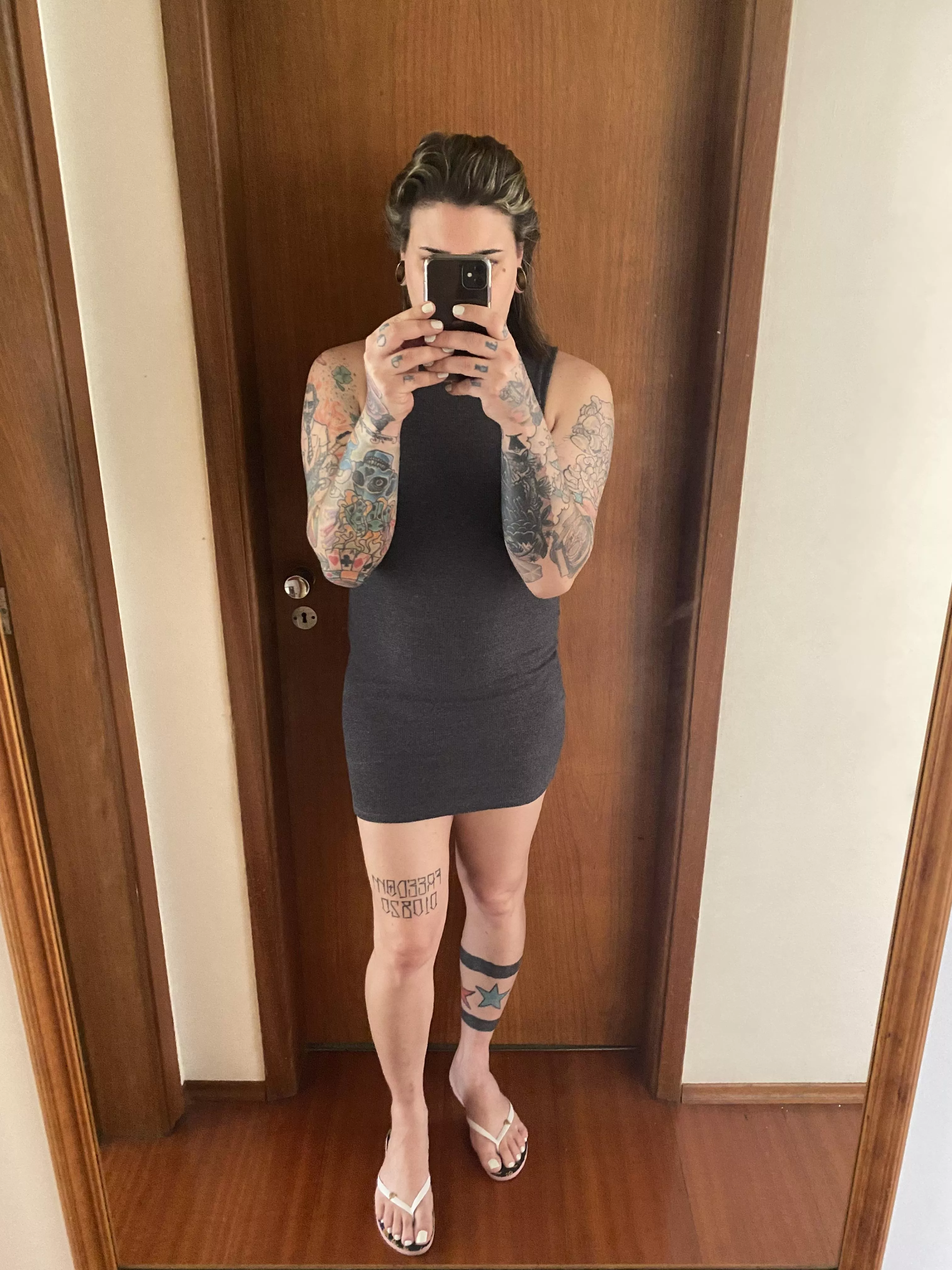 I simply love the combination of a short dress, flip-flops and white nails 🤍 posted by inktsgirl