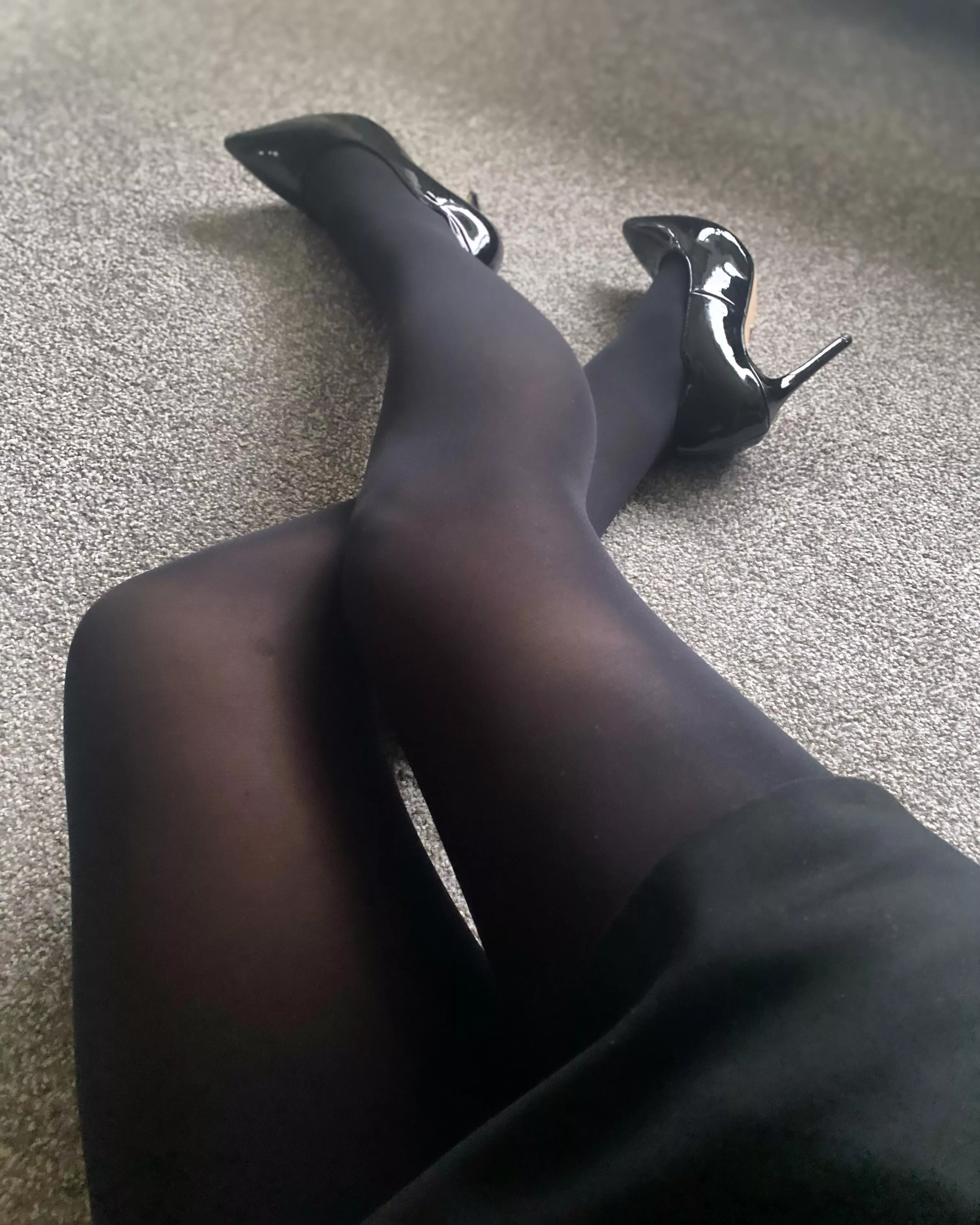 All black for the win 🖤 posted by Nina-Goddessinnylons