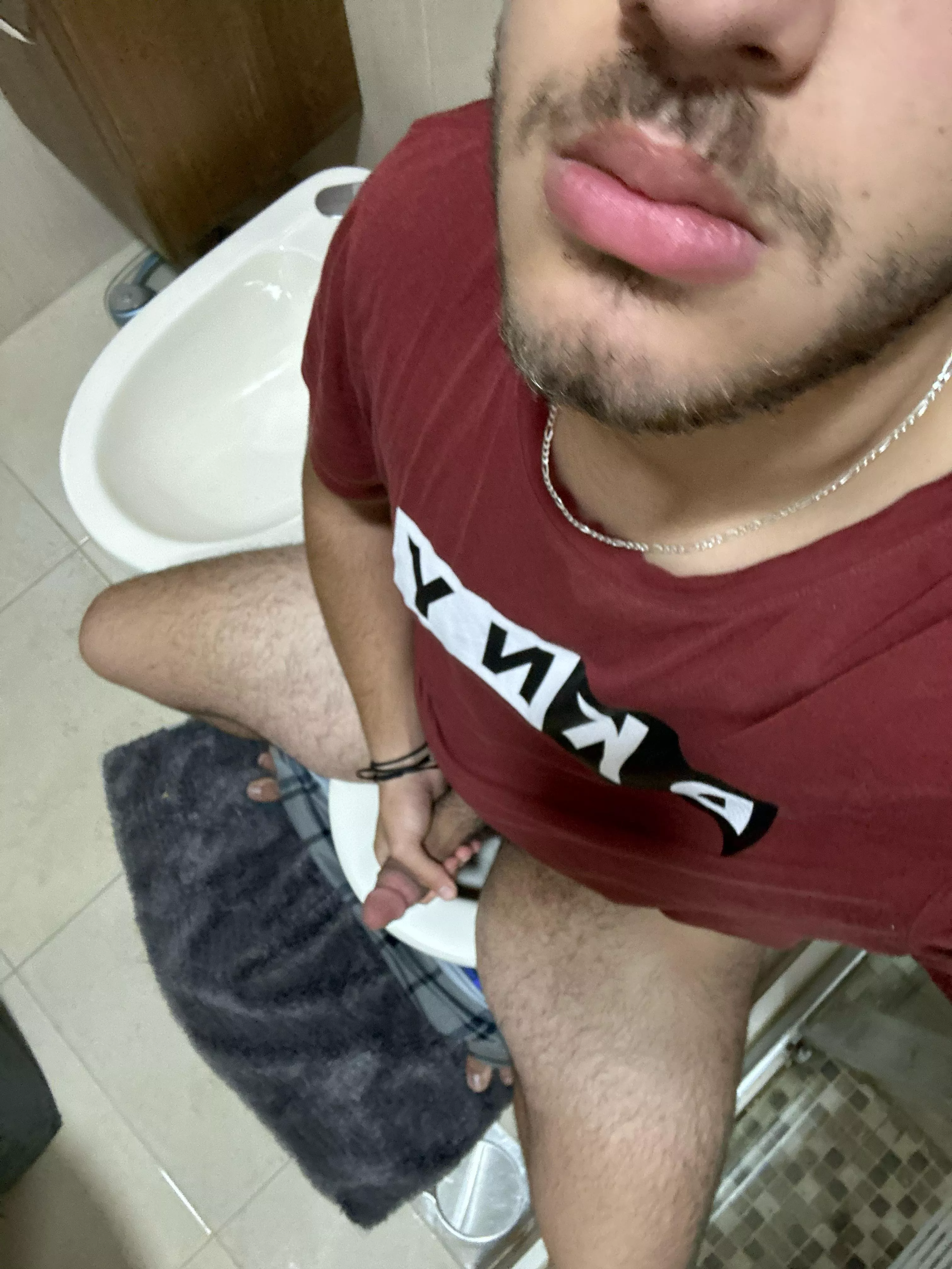 18 m kinda chubby arab with nice brown cut cock add my snap markhalil05 for some fun time😈😈 posted by Benjy_2005