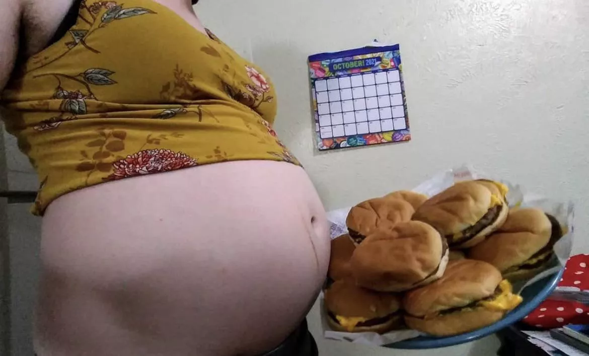 10 juicy burgers going into this gut. Who wants to feed me all of them? 🥵❤️🤰🏻 posted by Littlemissbabybelly