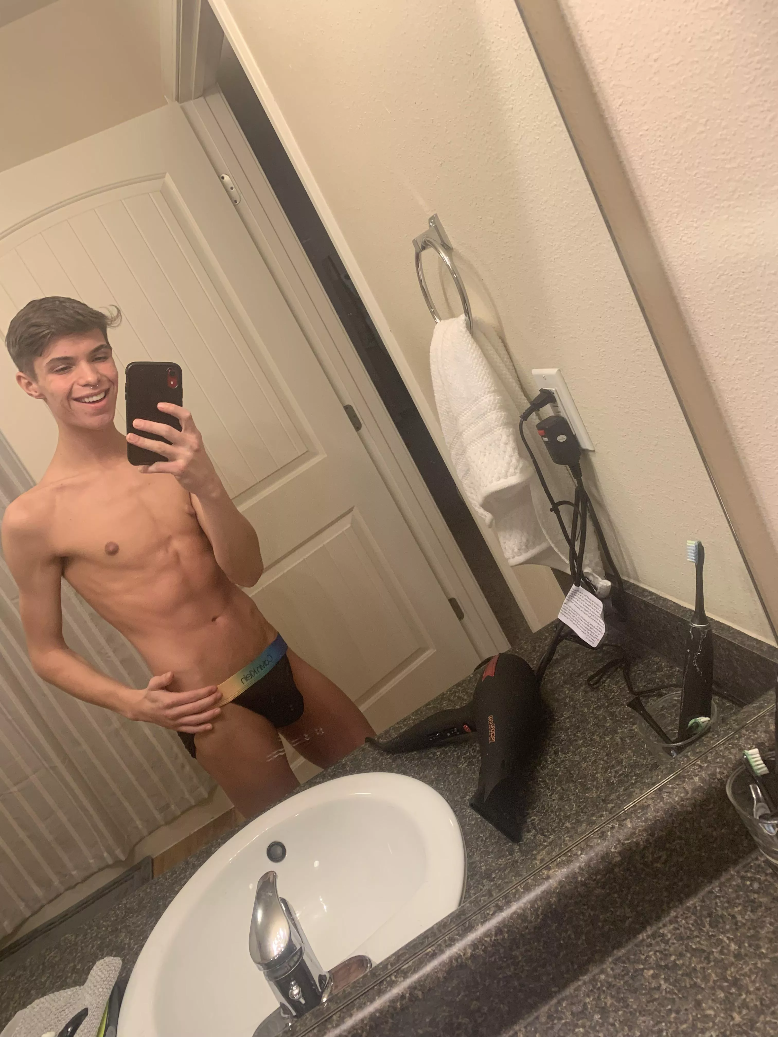 [18] New here🥺🥰 posted by brycelongx