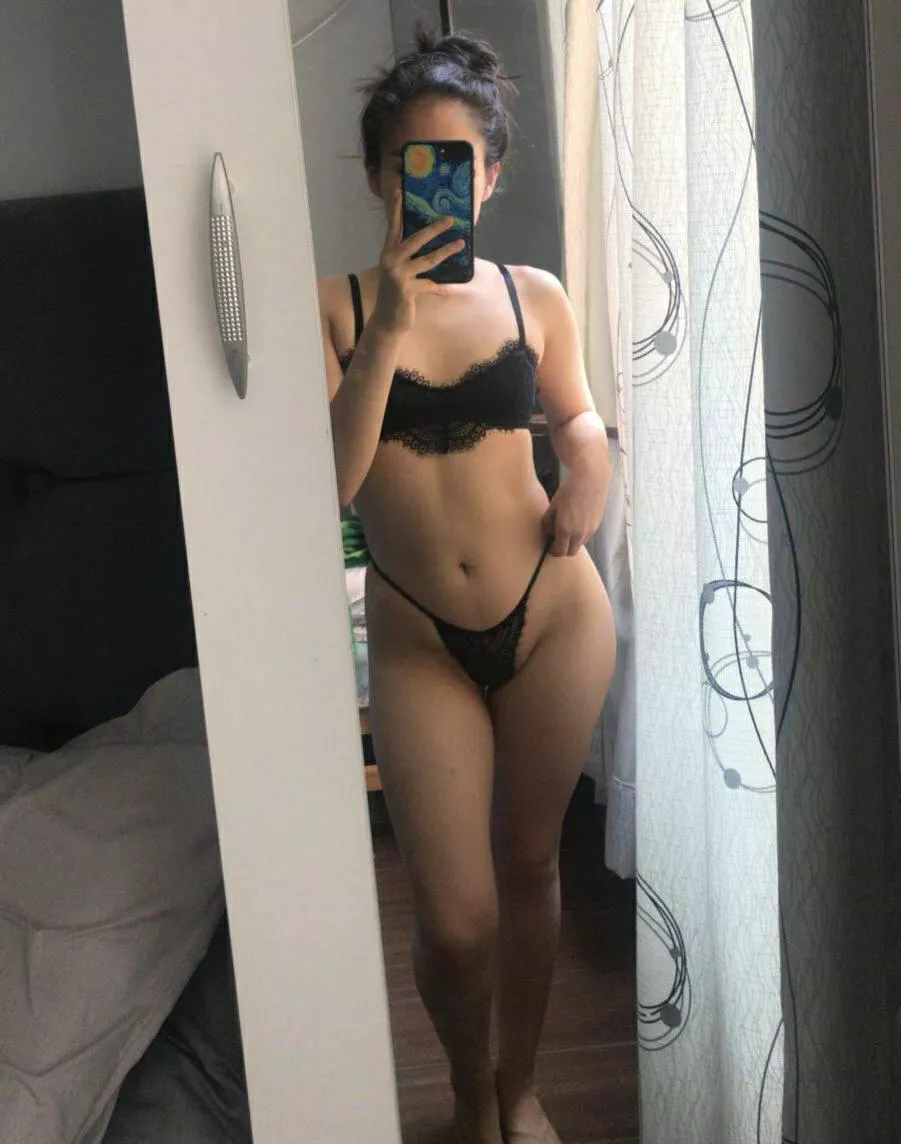 (18F) mirror pic 😊 posted by freaksexn